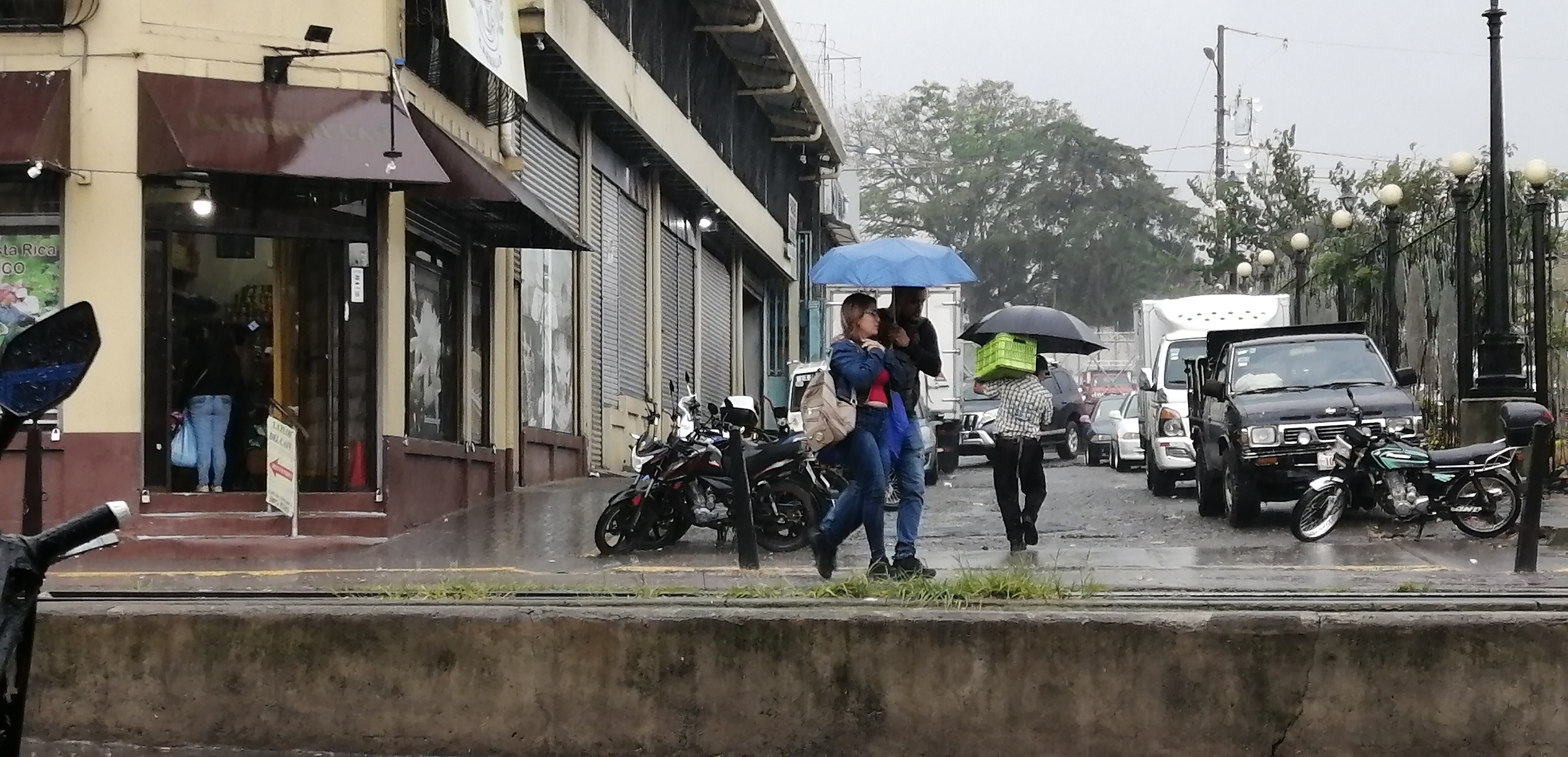 En Cartago la tarde de este viernes esuvo gris y lluviosa. Se espera que para este fin de semana las precipitaciones mermen en todo el país. Foto: Keyna Calderón.