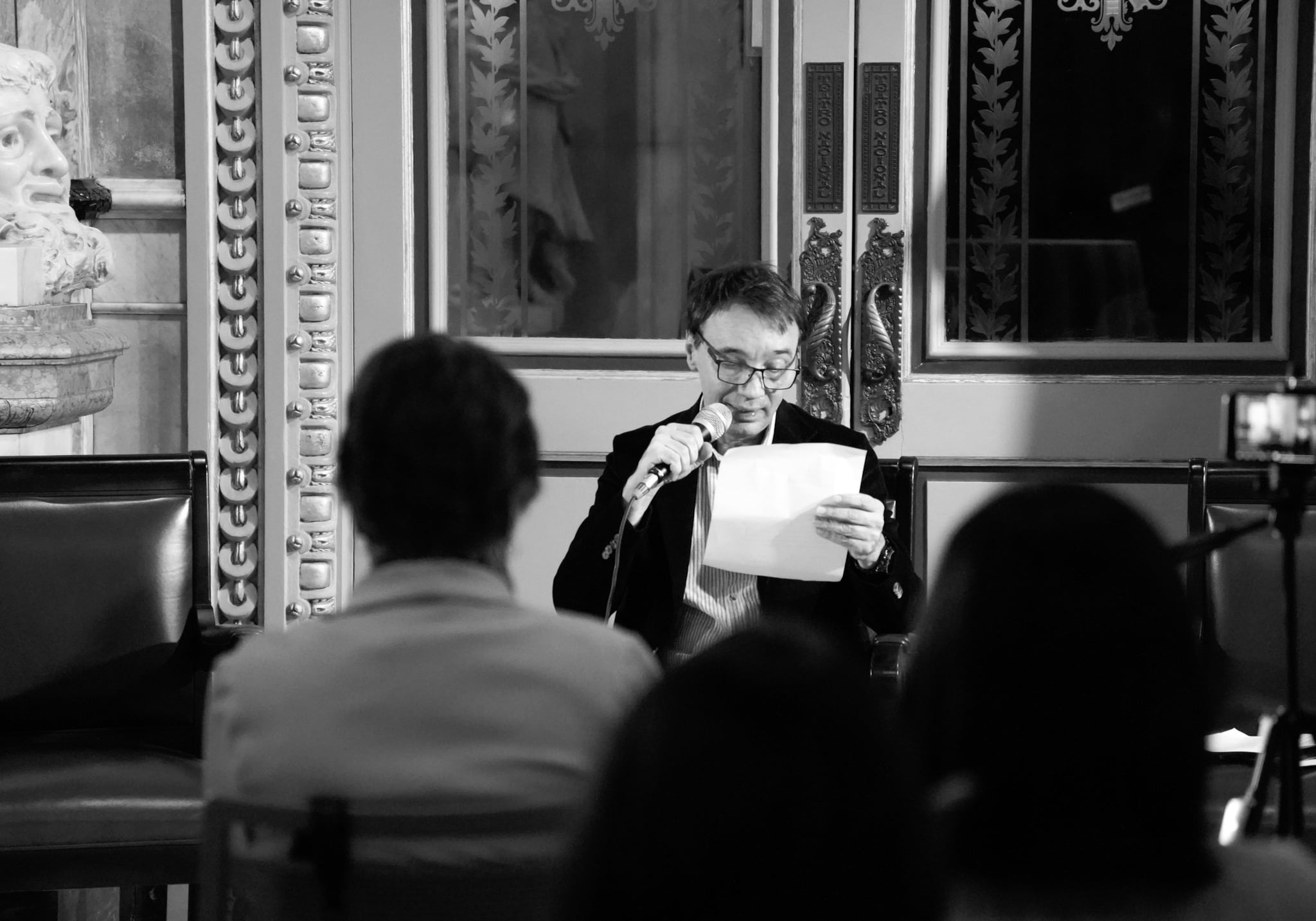 El actor, titiritero y dramaturgo José Fernando Álvarez es uno de los fundadores del Teatro Contraluz, junto a Gladys Alzate.