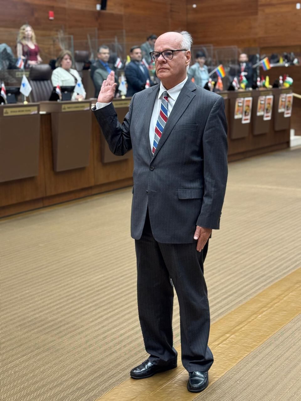 Fernando Castillo es juramentado ante el plenario legislativo.