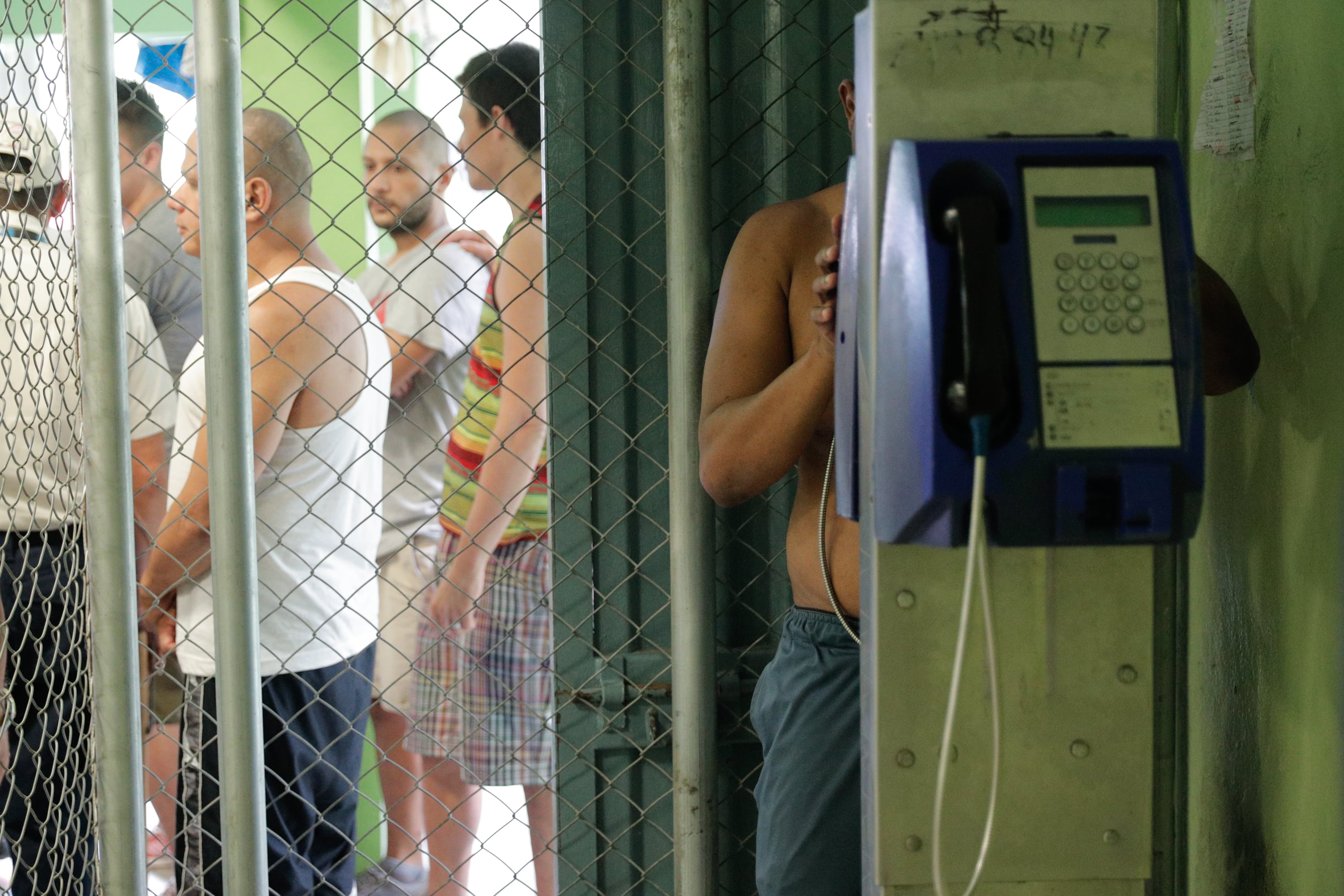21/6/2019. Alajuela, La Reforma. Autoridades del Ministerio de Justicia, el Ministerio de Tecnología y Telecomunicaciones (Micitt) y personal de las operadoras telefónicas realizaron una visita técnica al Complejo Penitenciario La Reforma, para definir los últimos detalles con el fin de implementar el bloqueo de señal celular en los centros penitenciarios. Foto Jeffrey Zamora