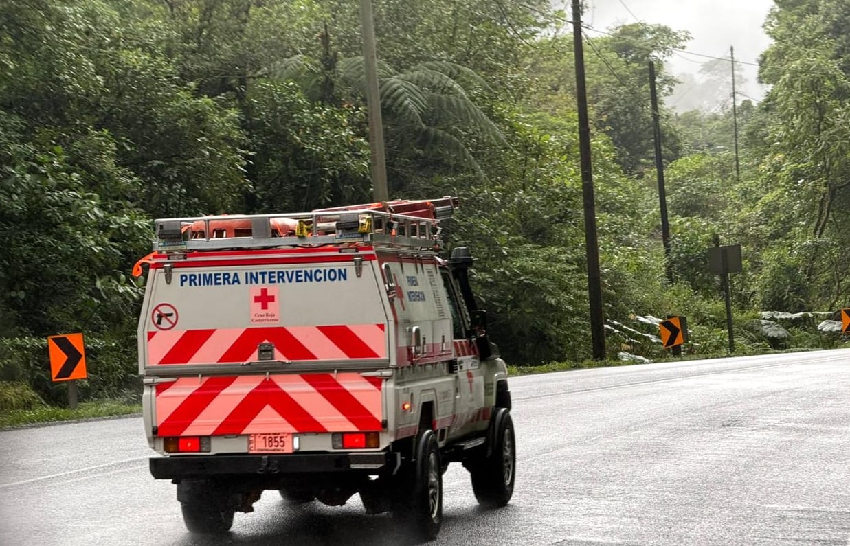 Cruz Roja Costarricense despachó personal para atender el vuelco de un camión en la ruta Interamericana Norte, en Montes de Oro de Puntarenas, donde se reportó una persona prensada este lunes. Fotografía: