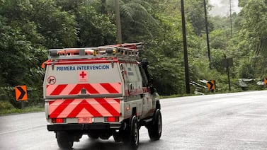 Vuelco de vehículo pesado en guindo deja una persona prensada en Montes de Oro