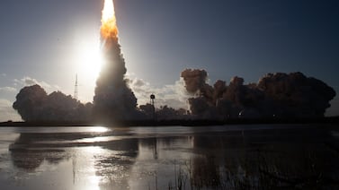 Sin encender motores: así es la maniobra del ‘infinito’ con la que Artemis II volverá a la Tierra