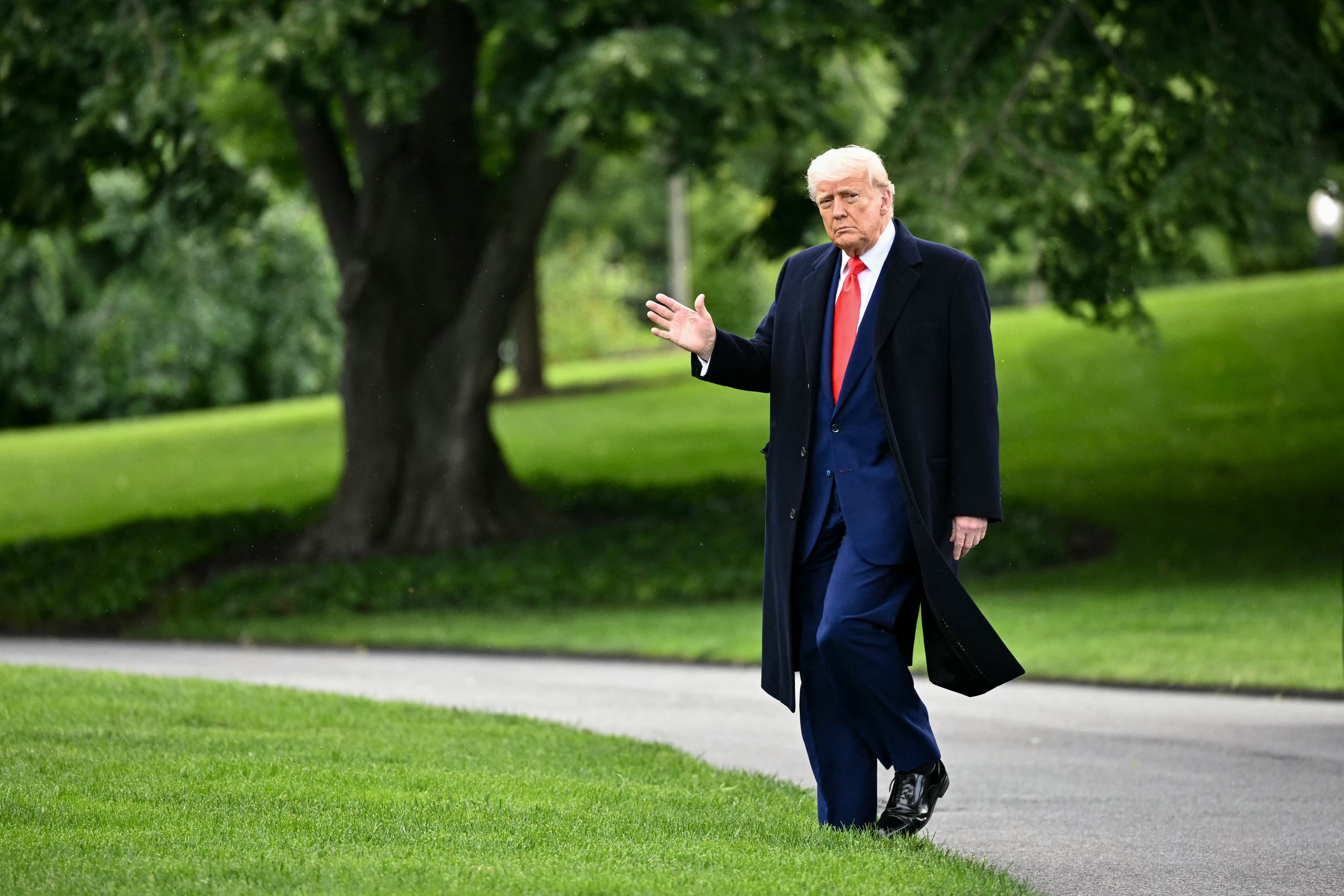 El presidente de Estados Unidos, Donald Trump, saluda mientras se dirigía a bordo del Marine One antes de partir del Jardín Sur de la Casa Blanca en Washington, D. C., este 22 de mayo. Fotografía: