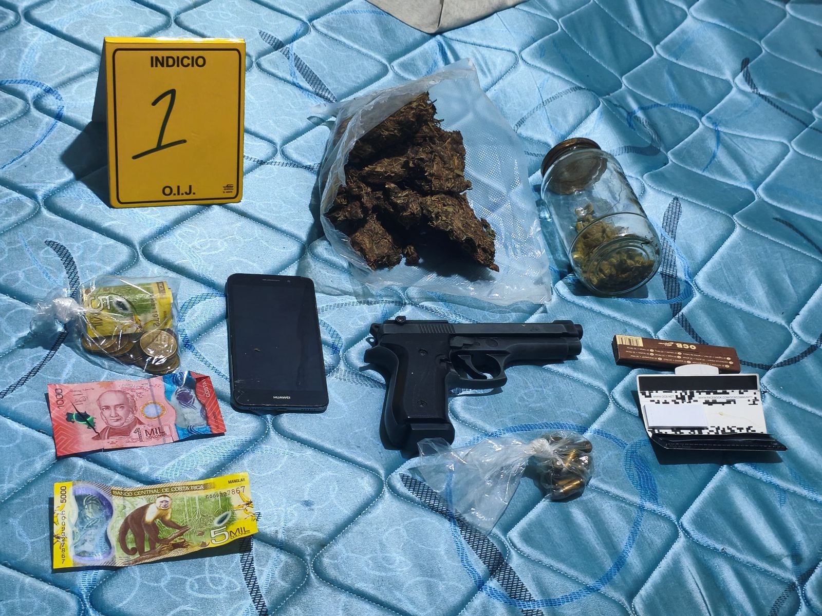 En las diligencias de este jueves en San Carlos, se decomisaron estupefacientes, dinero y un arma. Fotografía: