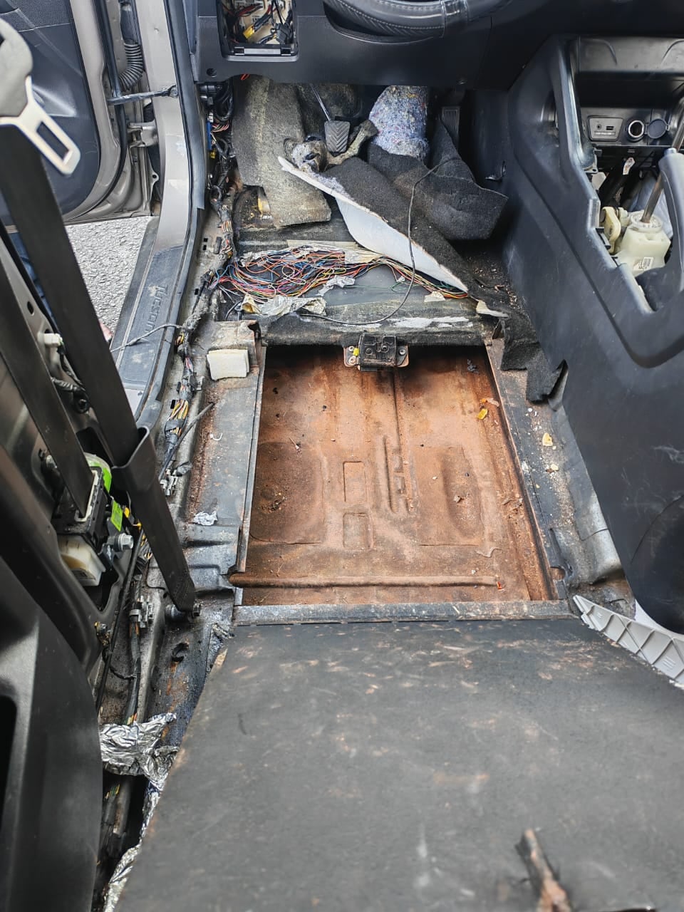 Este fue uno de los compartimientos que localizaron en el carro del detenido apellido Bermúdez.