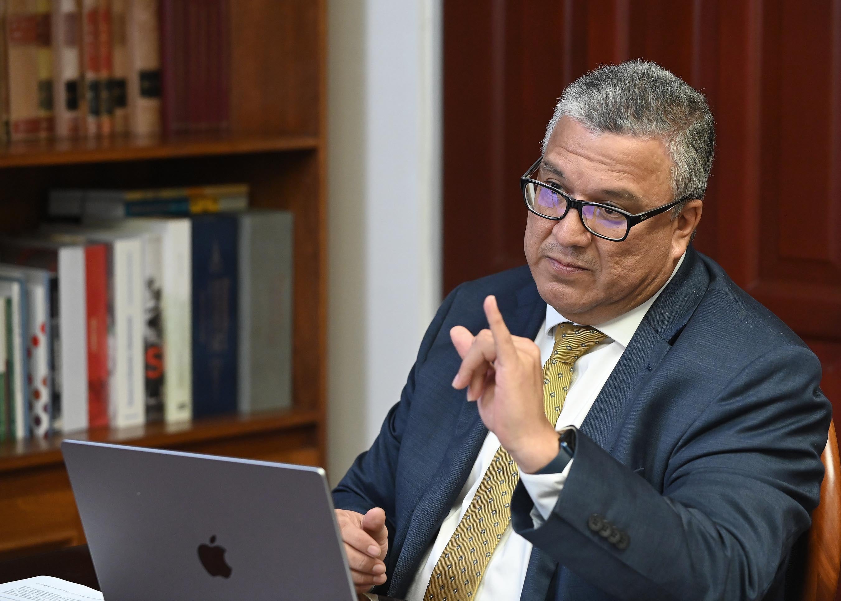 09 de junio del 2025. Rectoría de la UCR. 17:00 hrs. Entrevista con el rector de la Universidad de Costa Rica, Carlos Araya Leandro en su despacho. El catedrático fue consultado acerca de la aprobación del nuevo esquema de salarios para puestos de confianza dentro de la institución. En la foto: La entrevista se realizó en la oficina del rector. Foto: Albert Marín .