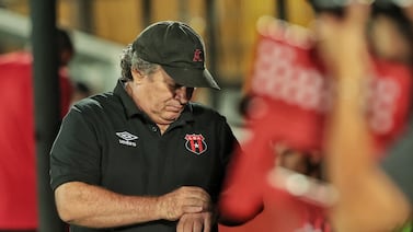 Óscar Ramírez ‘corrió’ para salir de la conferencia de prensa luego del Alajuelense vs. Puntarenas