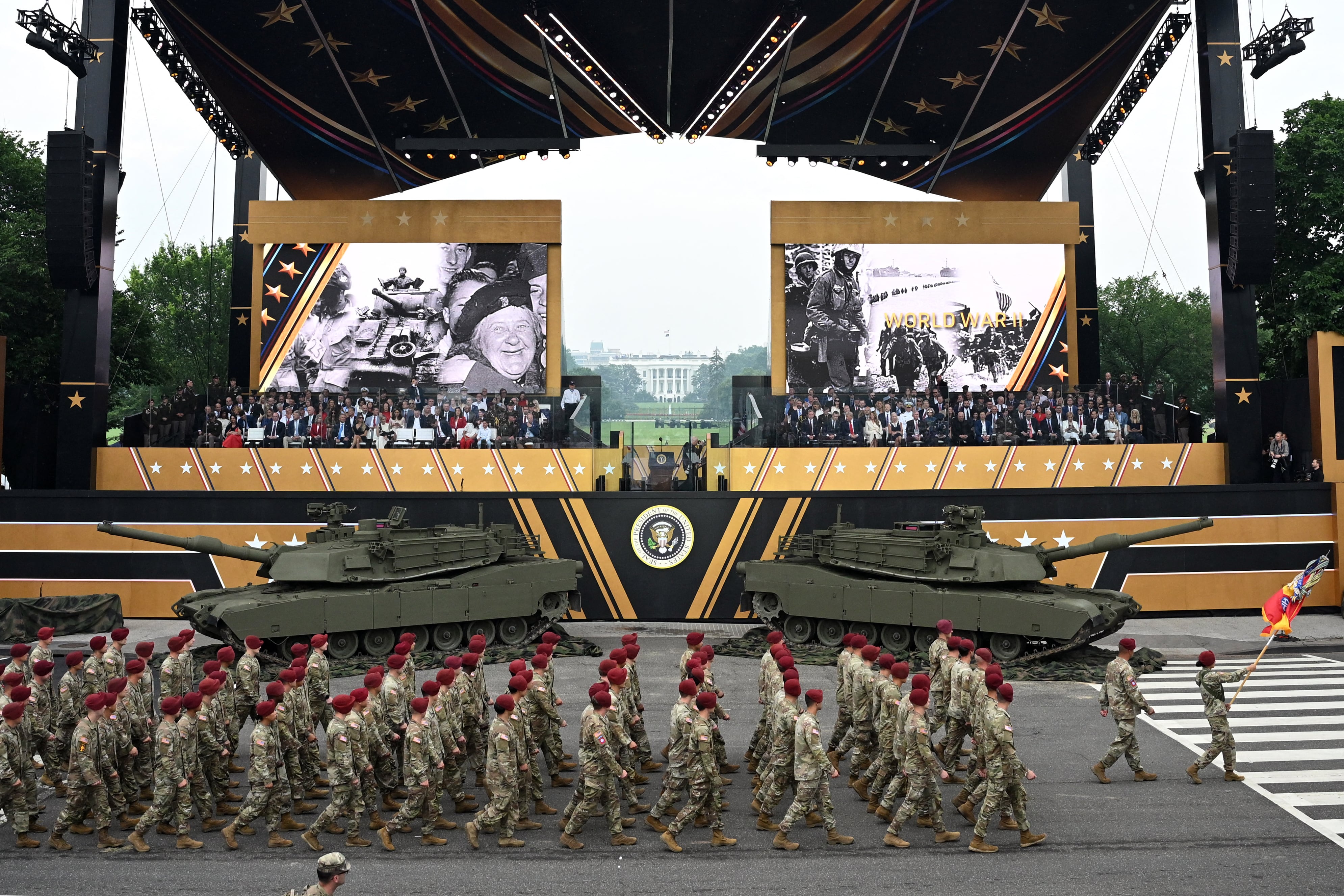 El presidente de Estados Unidos, Donald Trump (de centro a derecha), observa a miembros de la 82.ª División Aerotransportada desfilar durante el Desfile del 250.º Aniversario del Ejército desde la Elipse en Washington, D. C., el 14 de junio de 2025. El sueño de Trump de un desfile se hará realidad cuando casi 7.000 soldados, además de docenas de tanques y helicópteros, recorran la capital en un evento que conmemora oficialmente el 250.º aniversario del Ejército estadounidense, coincidiendo también con el 79.º cumpleaños del presidente Donald Trump. (Foto de Mandel NGAN / AFP)