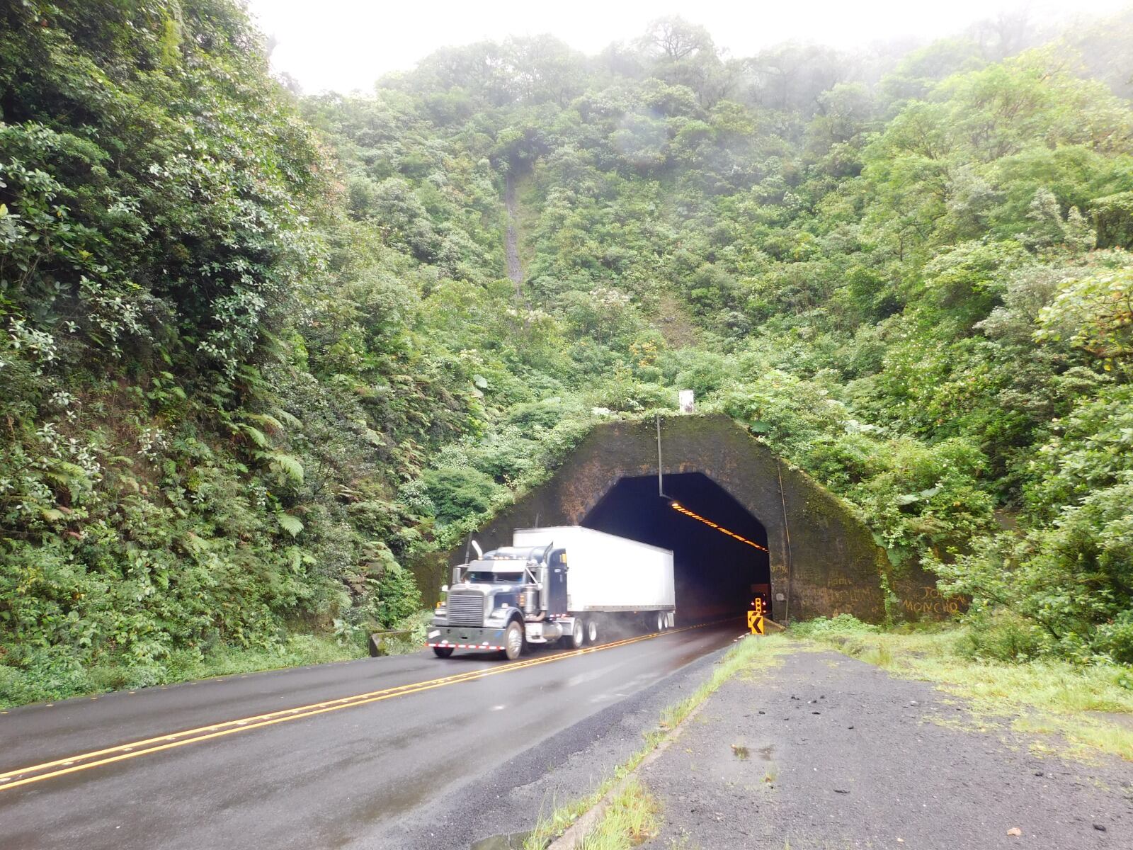 Conavi informó de que realiza trabajos de limpieza de
barandas, paredes y del sistema de drenaje en el túnel Zurquí. Foto: Cortesía Conavi