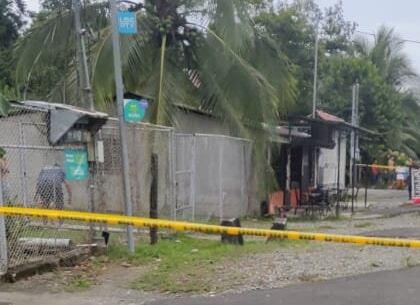 Frente a esta soda en Boston de Carrandí, quedó sin vida un sujeto de 23 años, quien recibió múltiples balazos en la cabeza. Foto: Cortesía.