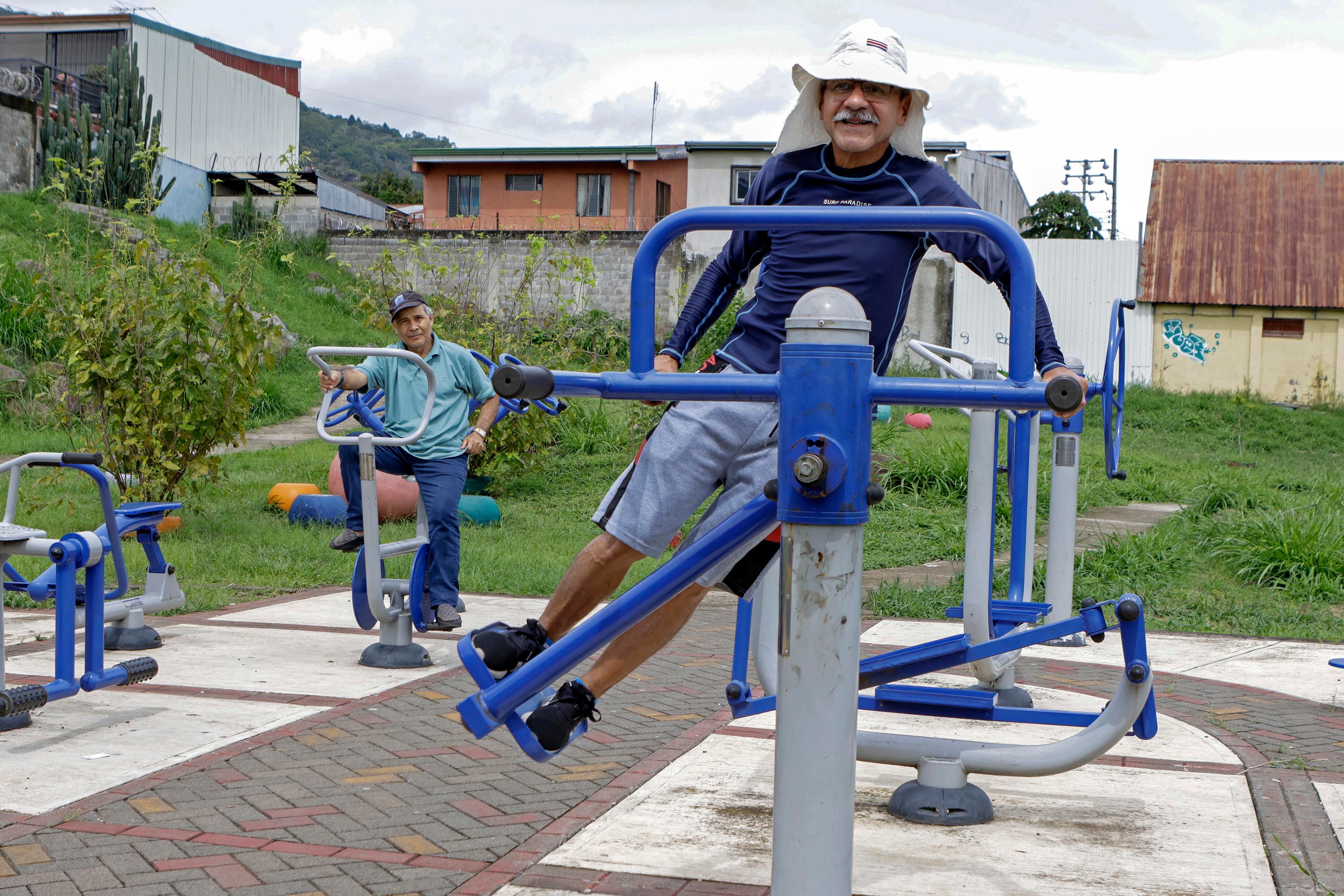 17/10/2023. hora: 08:30 a.m. Fotografías de adultos mayores para ilustrar la presentación de un estudio de la Universidad de Costa Rica (UCR) sobre el nuevo perfil de la población adulta mayor del siglo XXI. En la foto, Antonio Valverde, de 68 años, visita a veces un parquecito en San Juan de Dios de  Desamparados para hacer ejercicios. El tiene pensión pero asegura que es muy poco dinero, pero con ella se mantienen él, su esposa y una niña que cuidan. Dice que no puede trabajar para obtener ingresos extras porque ha sido operado varias veces.  Fotos: Mayela López