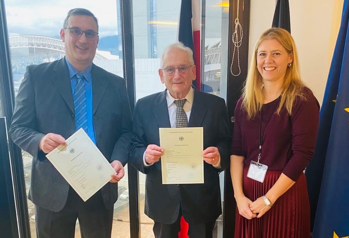 Erich y su padre Ronaldo Hirsch recibieron el certificado de nacionalidad alemana el pasado 14 de febrero.