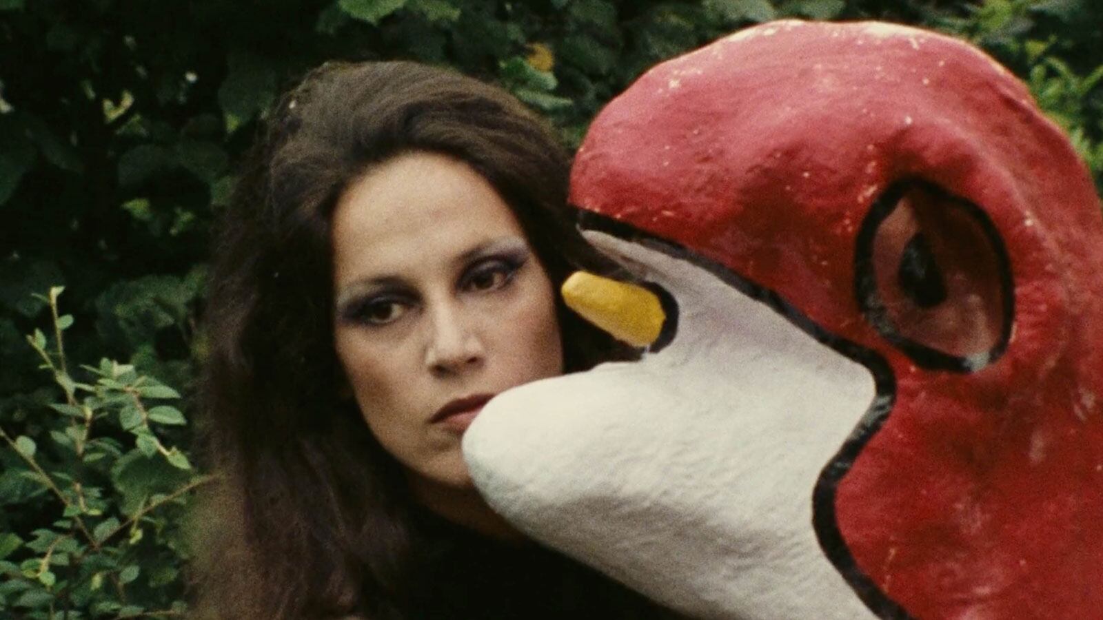 'Un rêve plus long que la nuit' utiliza la escultura, la pintura y más arte de Niki de Saint Phalle y de su colaborador, Jean Tinguely.