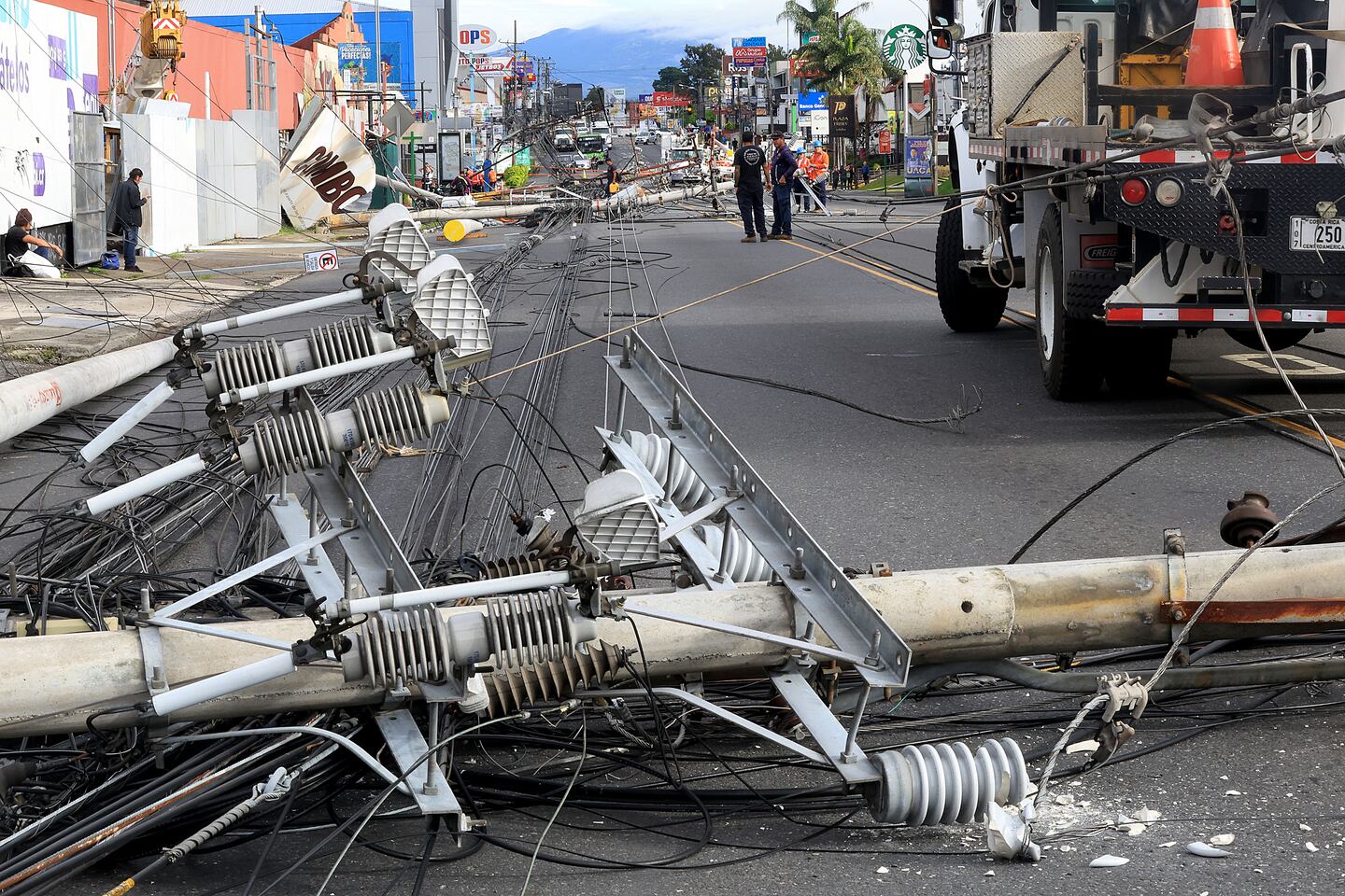 Postes caídos de tendido eléctrico en Curridabat