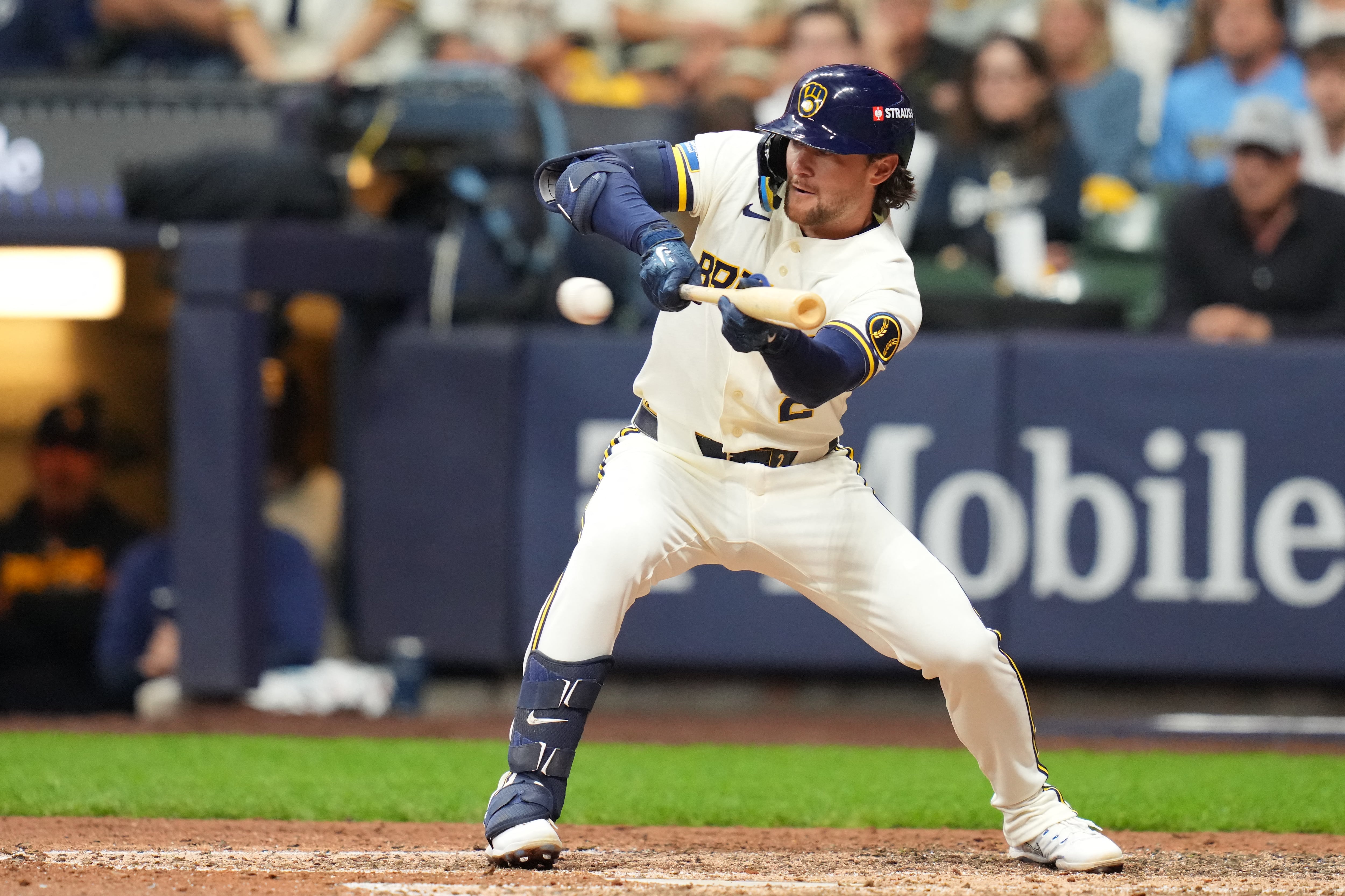 Brice Turang, de los Cerveceros de Milwaukee, hace un toque de pelota en el partido ante los Dodgers de Los Ángeles por la Serie de Campeonato de la Liga Nacional.