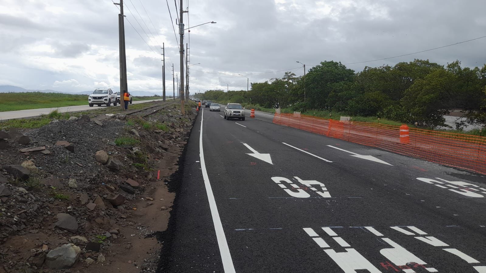 Este viernes se habilitó a dos carriles por sentido un tramo del eje costero de 1,5 km. Aún quedan pendientes 1,3 km entre el estero y la playa. Foto: MOPT.