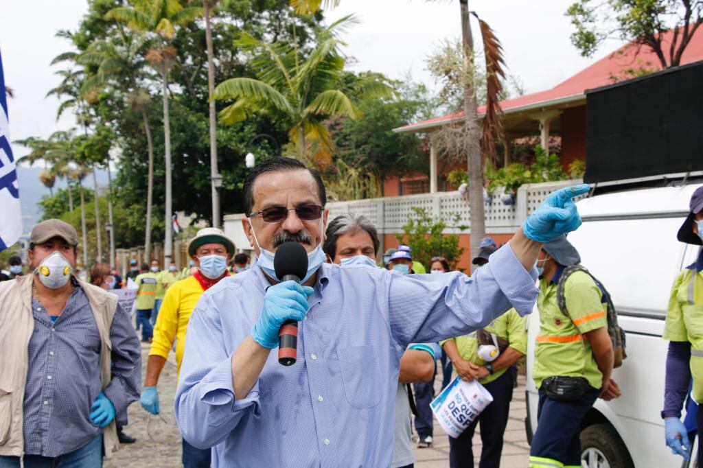 Los alcaldes nos salieron igual de mañosos que los ciclistas para reventar burbujas . En la foto Albino Vargas usando mal su mascarilla.