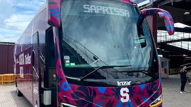 Saprissa visitará Costa Rica en un autobús que estrena uniforme: véalo por dentro