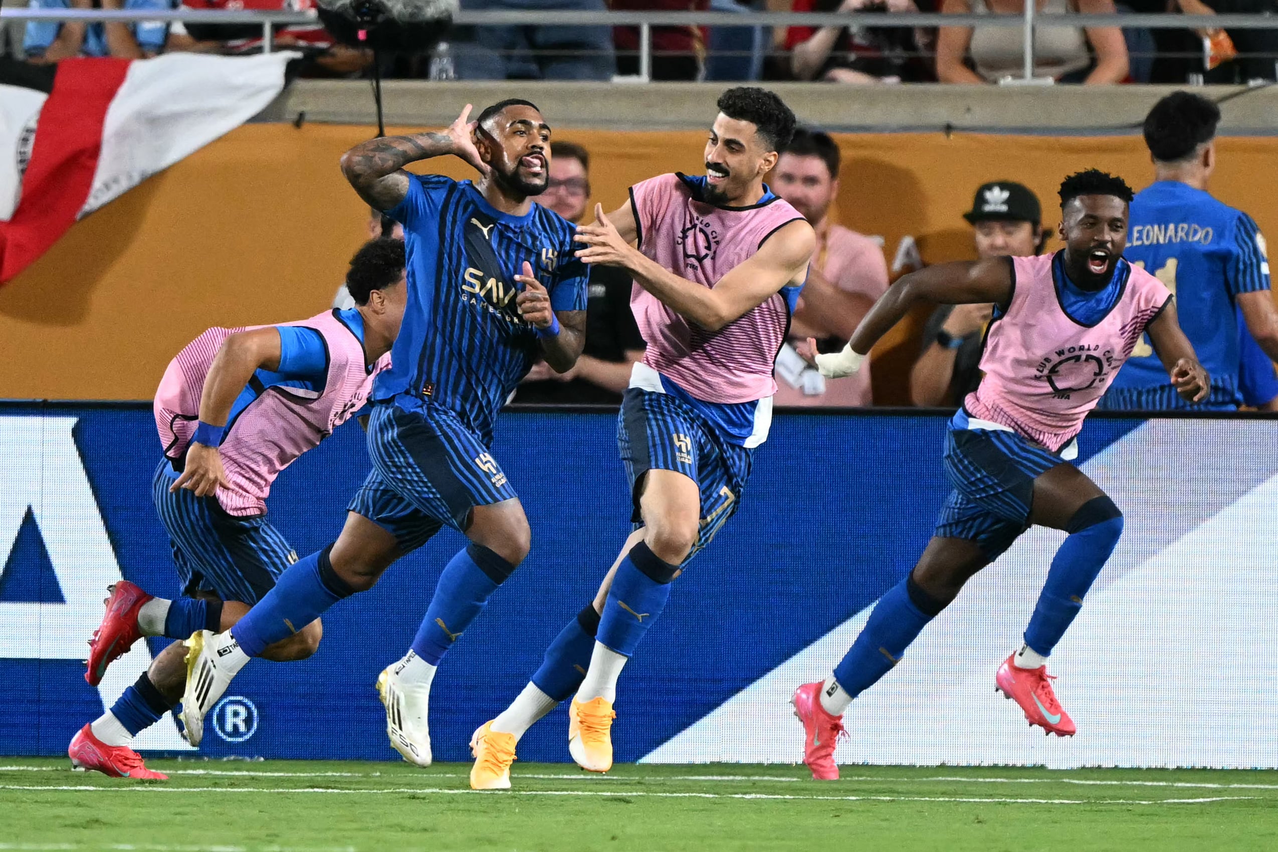 El delantero brasileño de Al Hilal, Malcom, celebra con sus compañeros tras anotar el segundo gol de su equipo