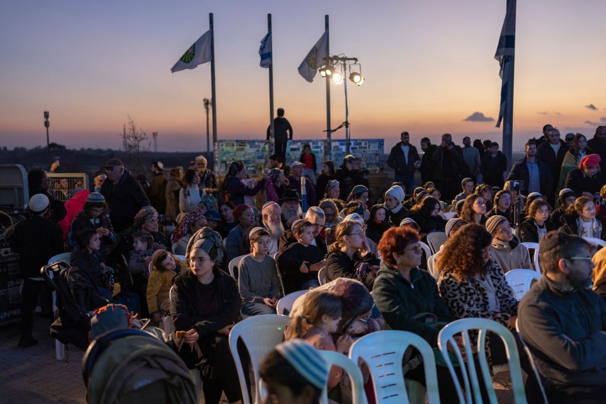 Colonos israelíes de derecha se reúnen en una colina con vista a la Franja de Gaza, en Sderot, en el sur de Israel, el 18 de diciembre de 2025.