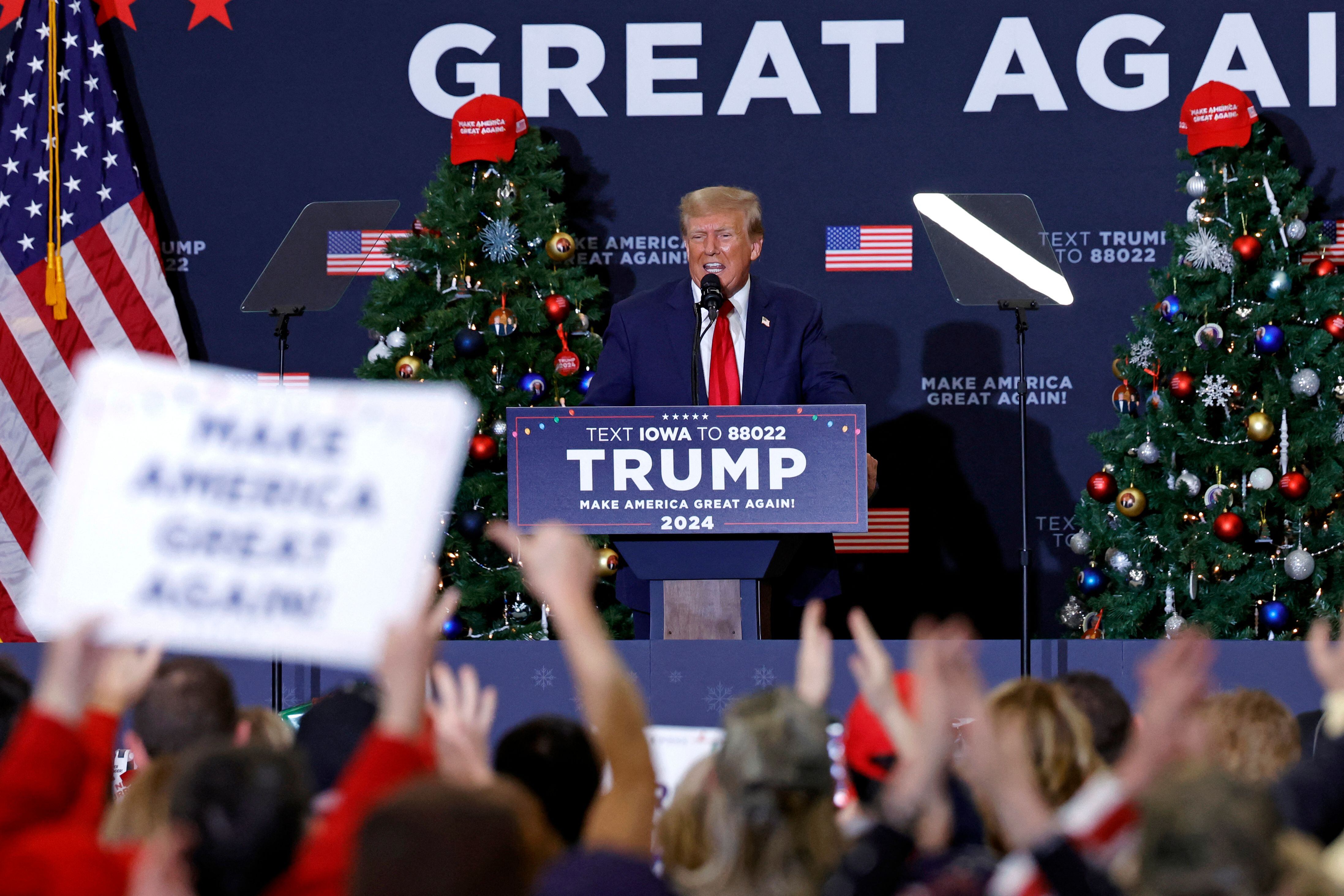 El expresidente de Estados Unidos y aspirante a la presidencia de 2024, Donald Trump, habla durante un evento de campaña en Waterloo, Iowa. Un tribunal de apelaciones en Colorado dictaminó el 19 de diciembre de 2023 que Donald Trump no puede aparecer en la boleta primaria presidencial del estado debido a su participación. en el ataque al Capitolio en enero de 2021. (Foto de KAMIL KRZACZYNSKI / AFP)