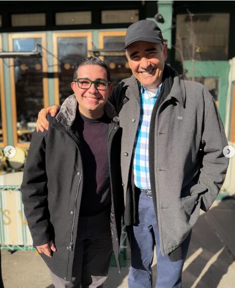 Los periodistas Elías Alvarado e Ignacio Santos durante un encuentro que tuvieron en Estados Unidos. Están abrazados posando para la cámara.