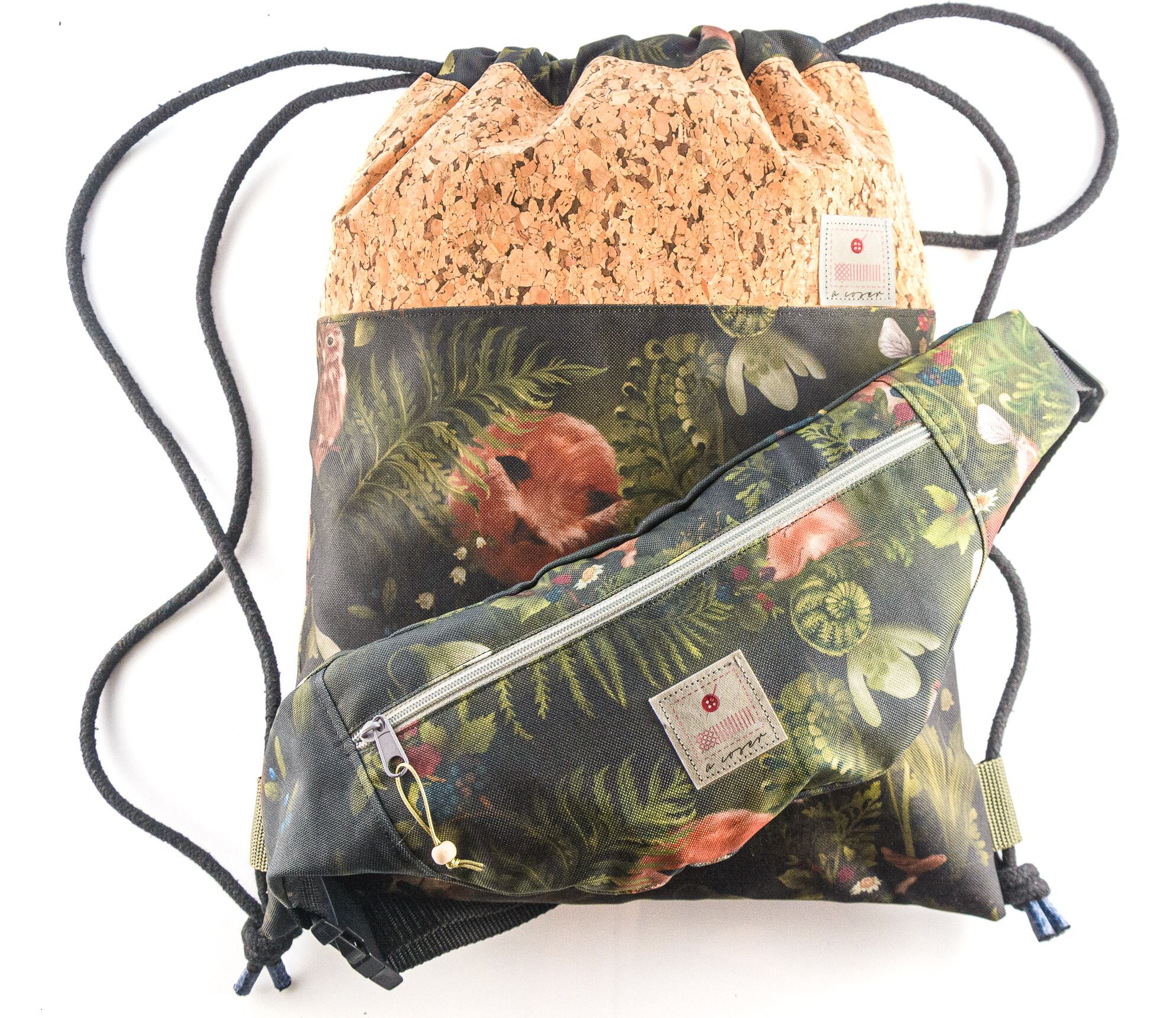 Un bolso y un canguro con telas de colores