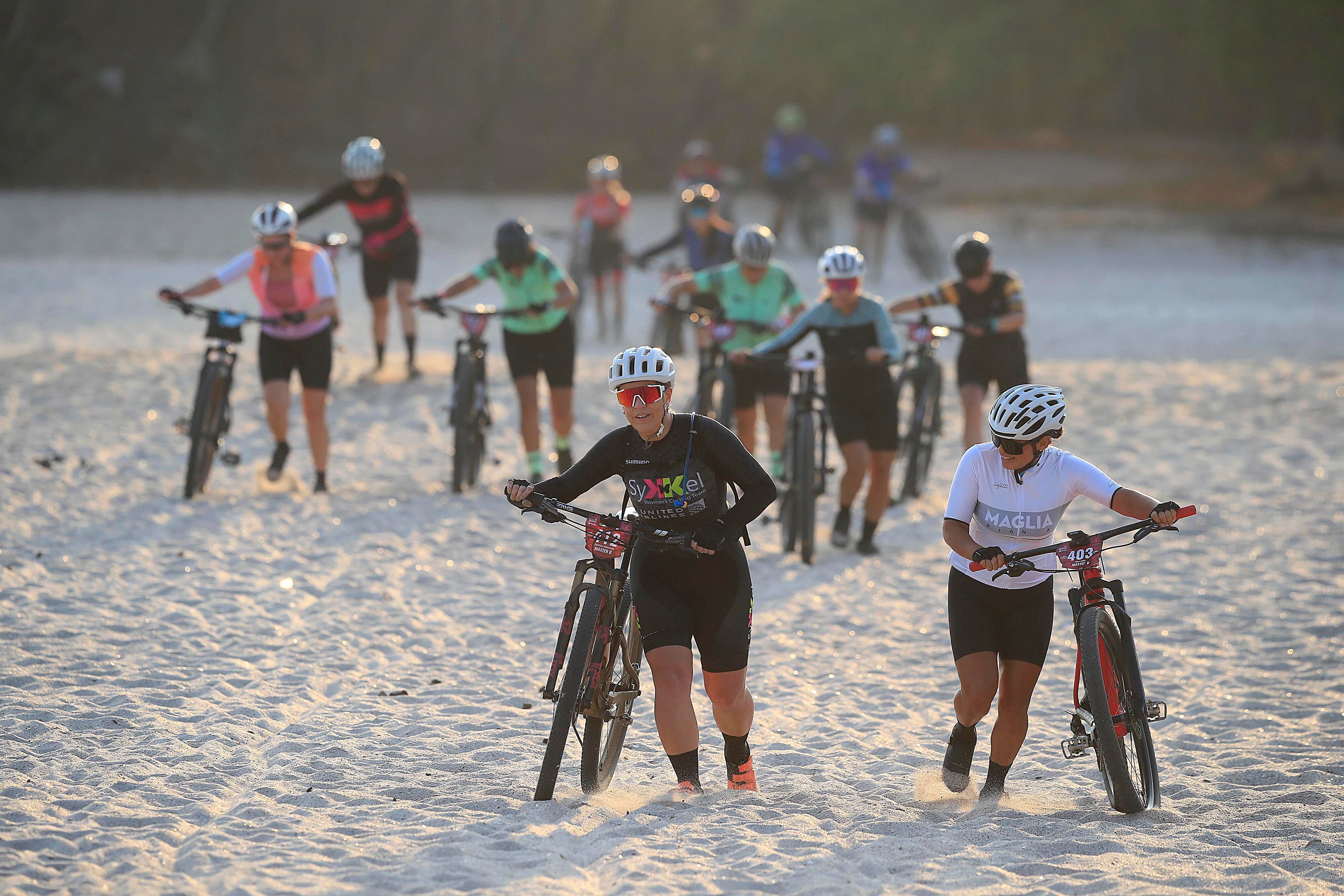 09/03/2024 Reserva Conchal, Guanacaste. Este sábado se realizó la primera etapa del Kivelix Kölbi Trophy 2024, una competencia de ciclismo de montaña femenino, que contó con la participación de 192 ciclistas quienes recorrieron calles, trillos y playa por aproximadamente 35 kilómetros para conmemorar el Día Internacional de la Mujer. Foto: Rafael Pacheco Granados