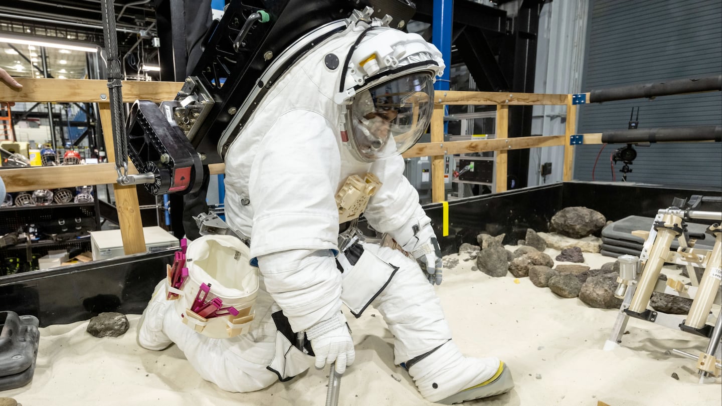 La NASA avanza hacia el regreso a la Luna: así es el nuevo traje espacial para la misión Artemis III