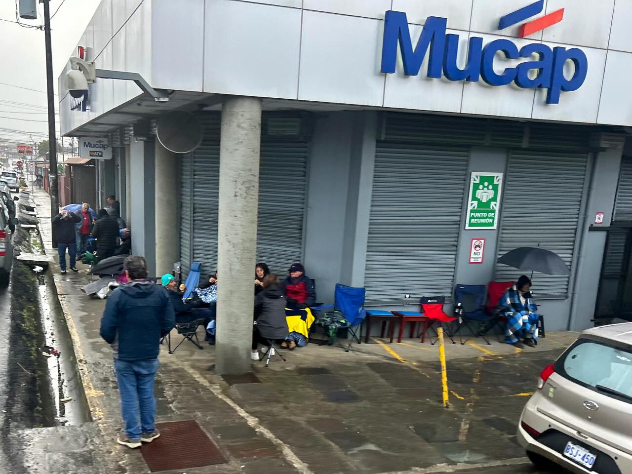 Aficionados a la numismática llegaron desde tempranas horas —incluso con sillas y cobijas— a las entidades financieras autorizadas para asegurar la compra de la nueva moneda coleccionable.