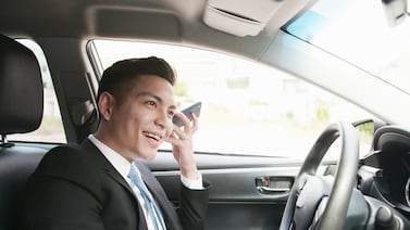 El truco seguro que protege el altavoz de su celular al quitar el polvo