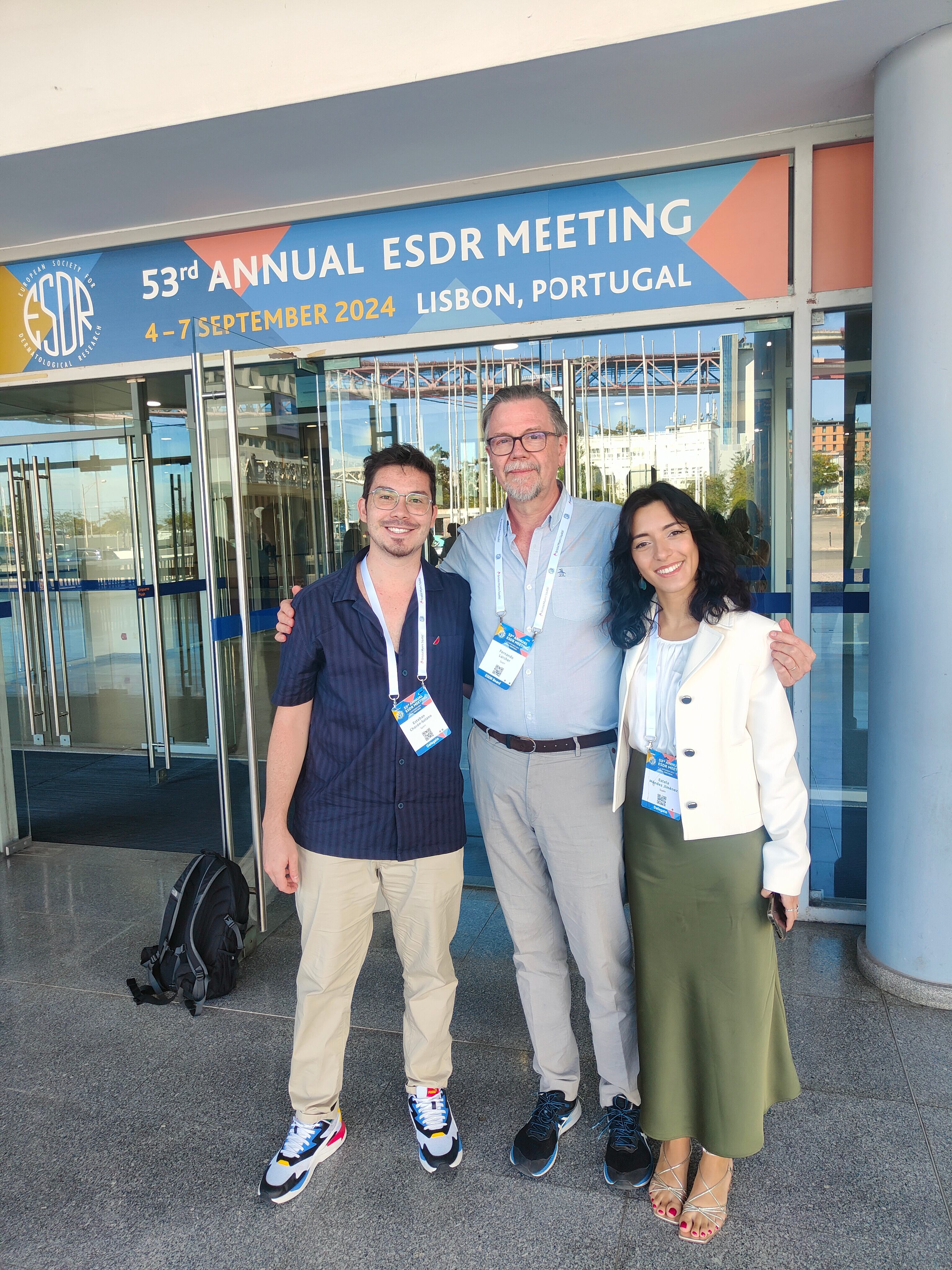 Esteban Chacón junto a dos personas