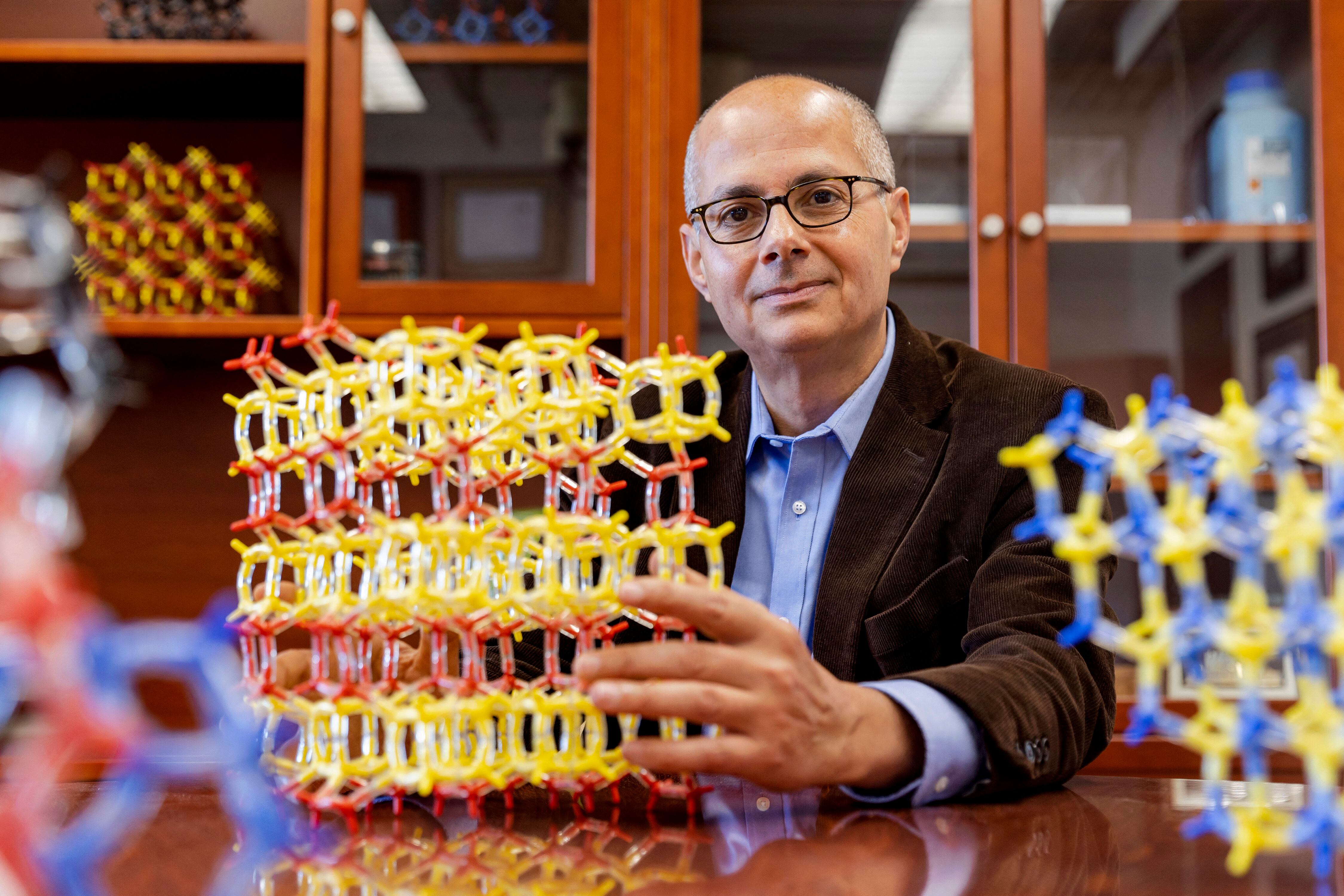 El químico estadounidense-jordano Omar Yaghi. Este 8 de octubre, Yaghi y otros dos científicos ganaron el Premio Nobel de Química por desarrollar estructuras metalorgánicas (MOF) que pueden utilizarse para capturar dióxido de carbono y extraer agua del aire del desierto, entre otras cosas. Fotografía: