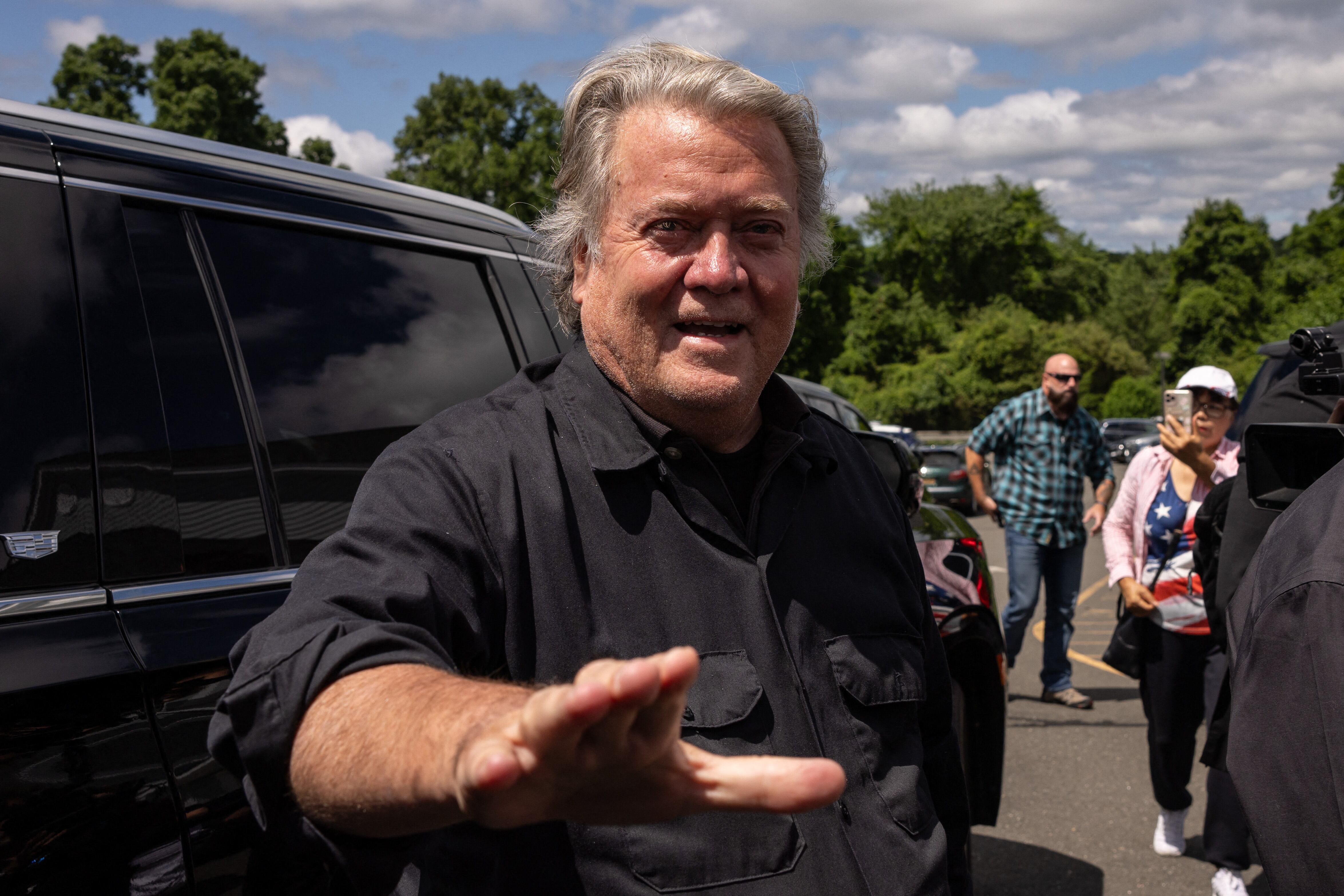 El exestratega jefe de la Casa Blanca, Steve Bannon, llega a una conferencia de prensa fuera de la institución correccional federal, el 1 de julio de 2024 en Danbury, Connecticut. (Foto de Yuki IWAMURA / AFP)