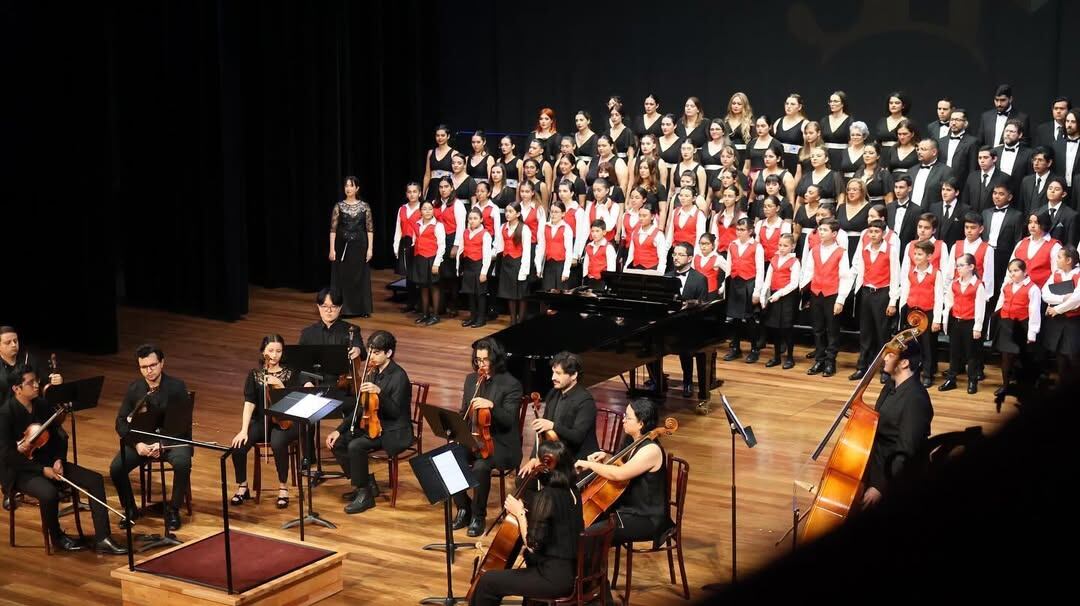 El grupo está conformado por jóvenes de entre 16 y 25 años, muchas con formación académica en música. En la fotografía, en su debut en el Teatro Nacional.