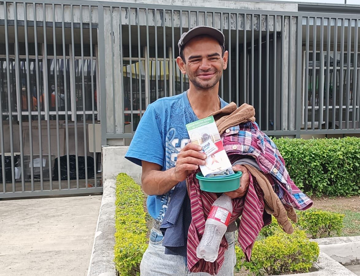 Adrián Quirós tiene 37 años. Según dijo, la falta de trabajo y el alcohol lo lanzaron a la calle desde hace dos. Este viernes recibióa ropa, comida y otras ayudas. en una actividad para población sin hogar. Foto: Keyna Calderón