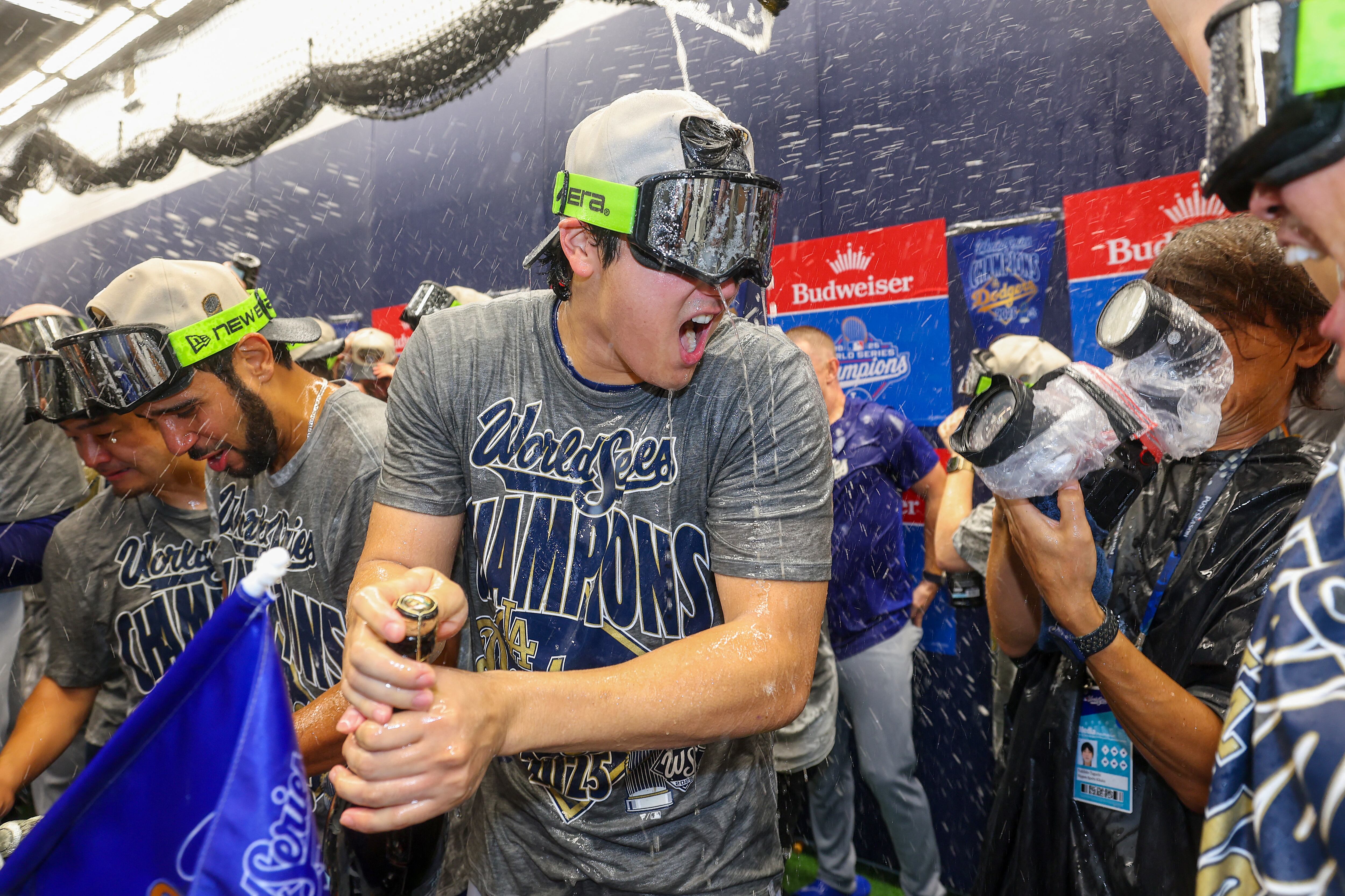 Así celebró Shohei Ohtani con sus compañeros de los Dodgers en el camerino tras vencer a los Azulejos y dejarse el título de la Serie Mundial.