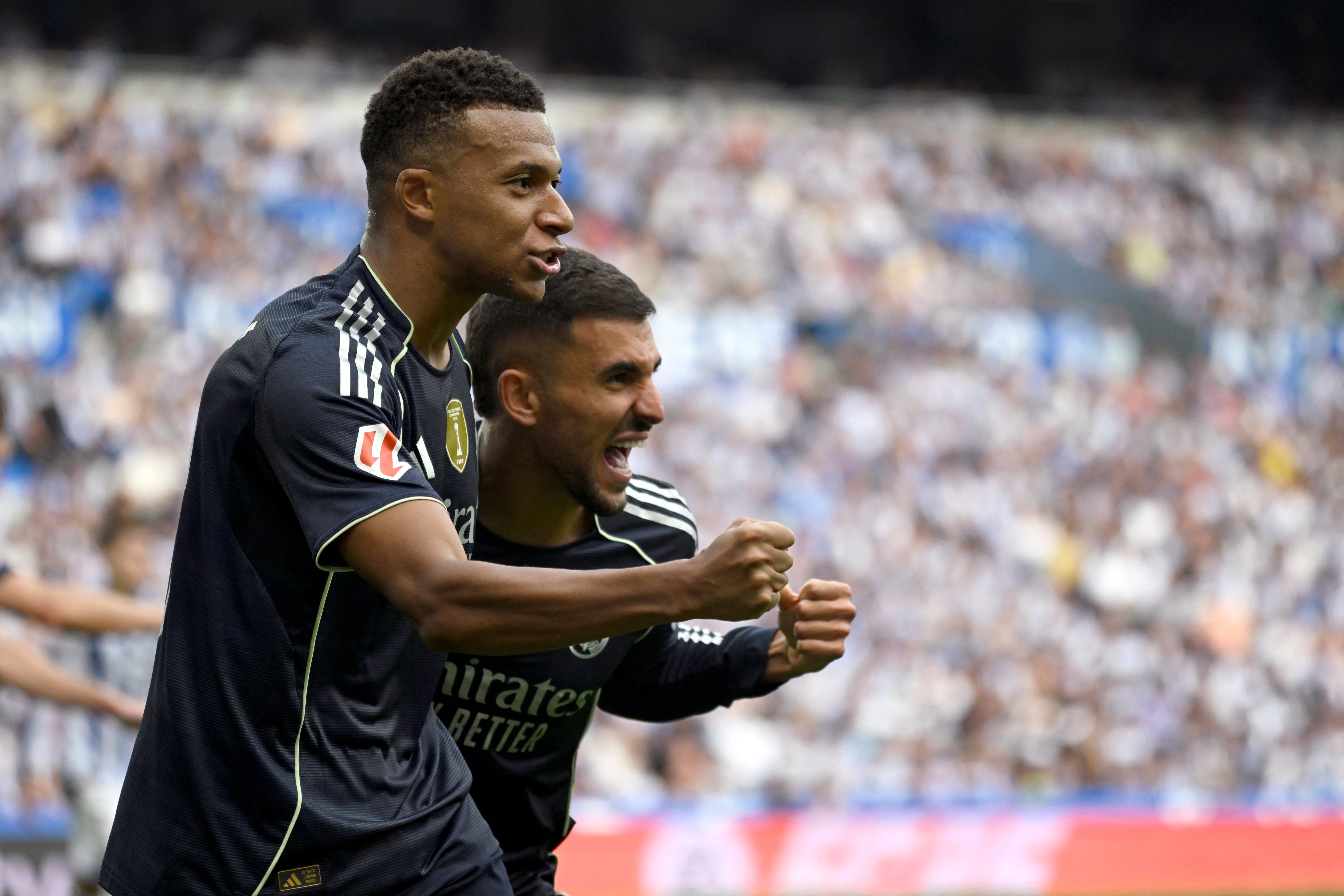 El delantero francés del Real Madrid Kylian Mbappe celebra con su compañero Dani Ceballos tras anotarle a la Real Sociedad en duelo por la Liga Española.
