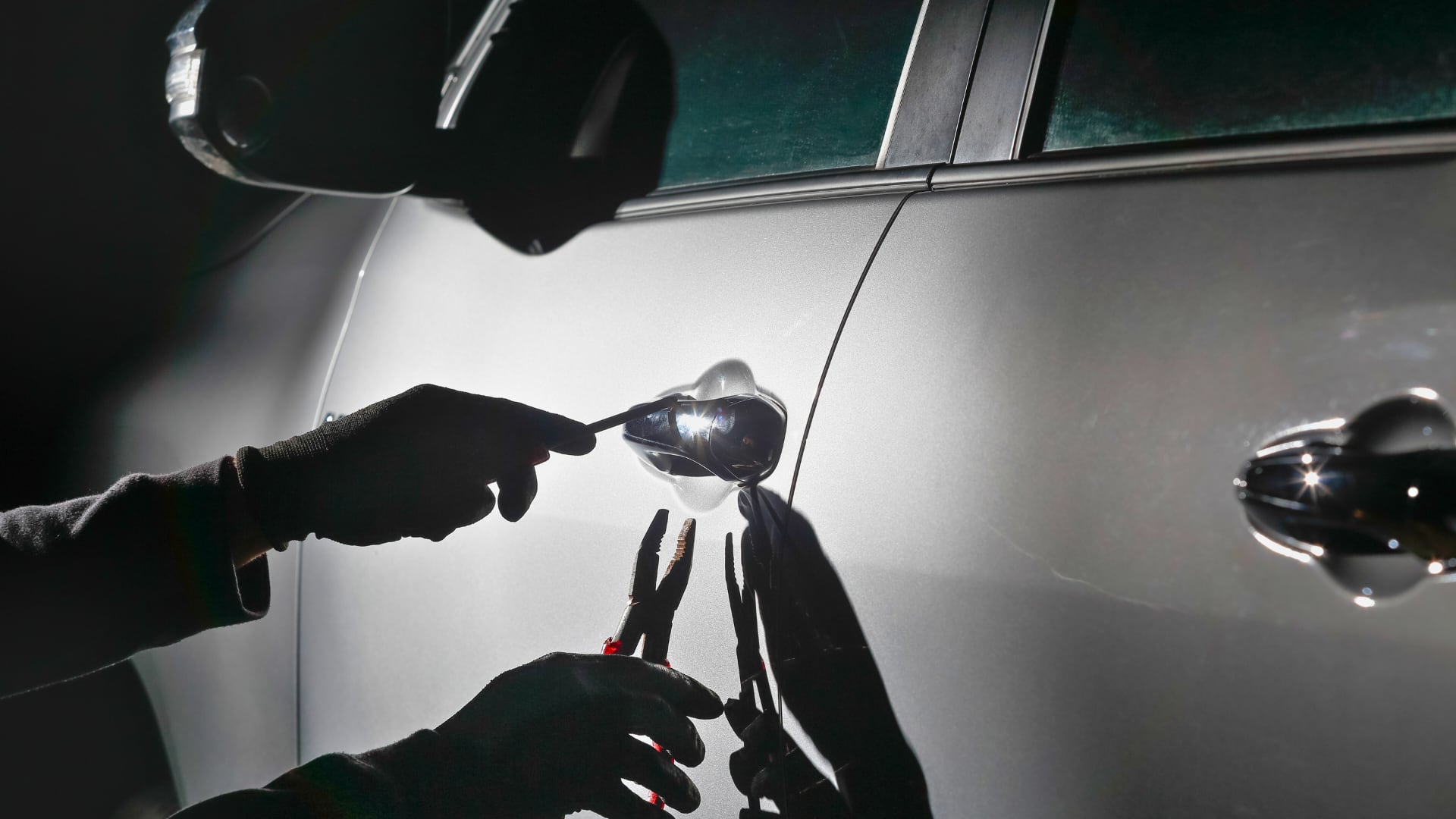 Copiar y pegar el título de la nota: "Así descubren los ladrones si un automóvil tiene dispositivos electrónicos: rastrean el bluetooth o detectan baterías de litio"