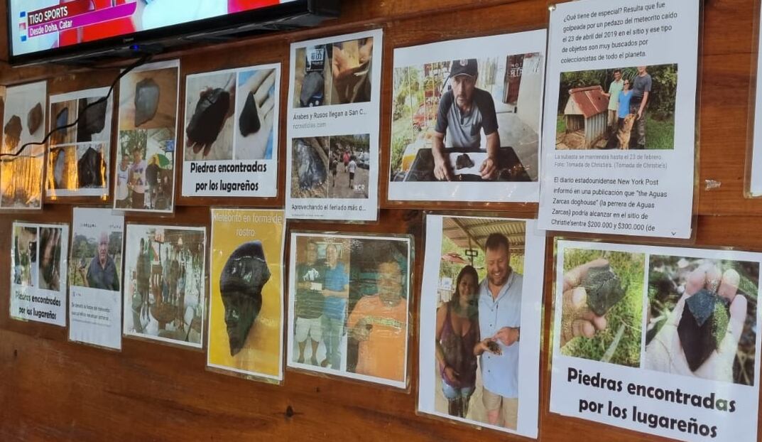 En el restaurante de don Ruddy Valerio, está la historia del meteorito Aguas Zarcas y fotos de lugareños que consiguieron vender fragmentos.. Foto: Edgar Chinchilla.