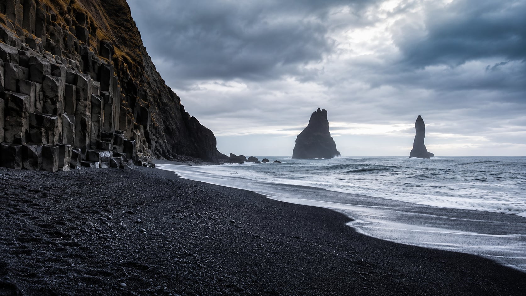 La lava, el mar y miles de años de erosión crean playas de arena negra que destacan por su aspecto y valor turístico.