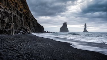 ¿Por qué existen playas de arena negra? La ciencia detrás de estos paisajes volcánicos
