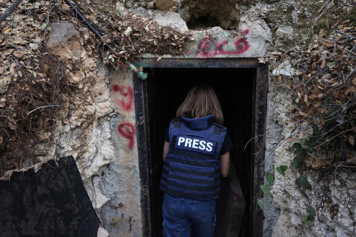 Periodista visita, en una gira de prensa del ejército libanés, un túnel presuntamente utilizado por Hezbollah.
