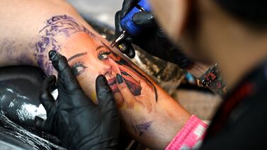 ¿Qué pasará con los estudiantes que ya tienen tatuajes? MEP explica cambio para clases en Costa Rica en 2026