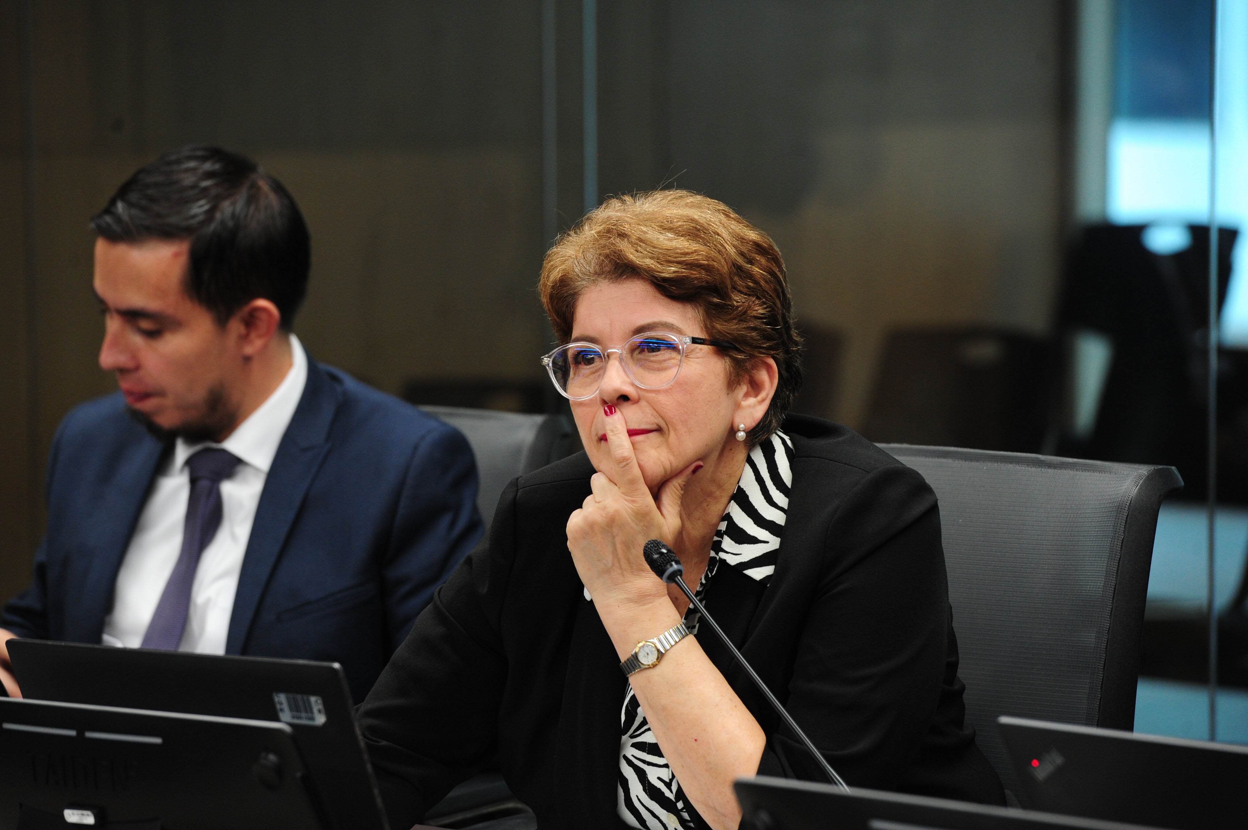 Comisión con Sra Marta Eugenia Acosta, computadoras