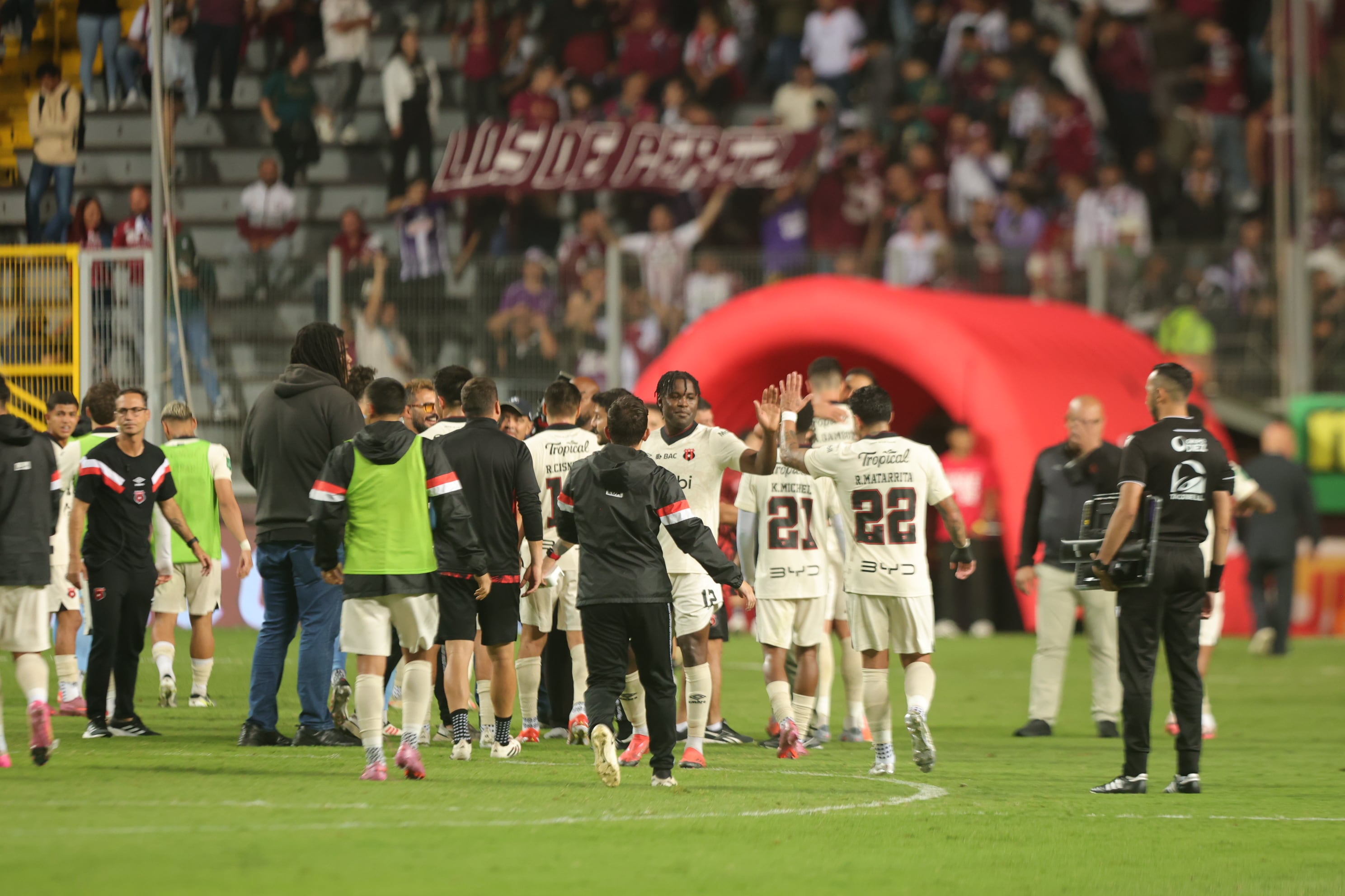 30/08/2025/ juego entre Deportivo Saprissa vs Liga Deportiva Alajuelense por el clásico nacional en la jornada 6 del torneo clausura 2025 en el estadio Ricardo Saprissa / foto John Durán