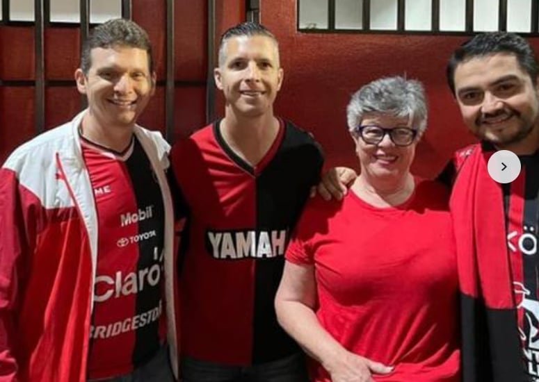 Eric Herrera Rodríguez (izquierda), gerente de INS Servicios, junto a Pablo Gabas, exjujador de Alajuelense, Laura Mora, directiva del INS y Luis Antonio Monge, gerente de Red de Servicios de Salud.