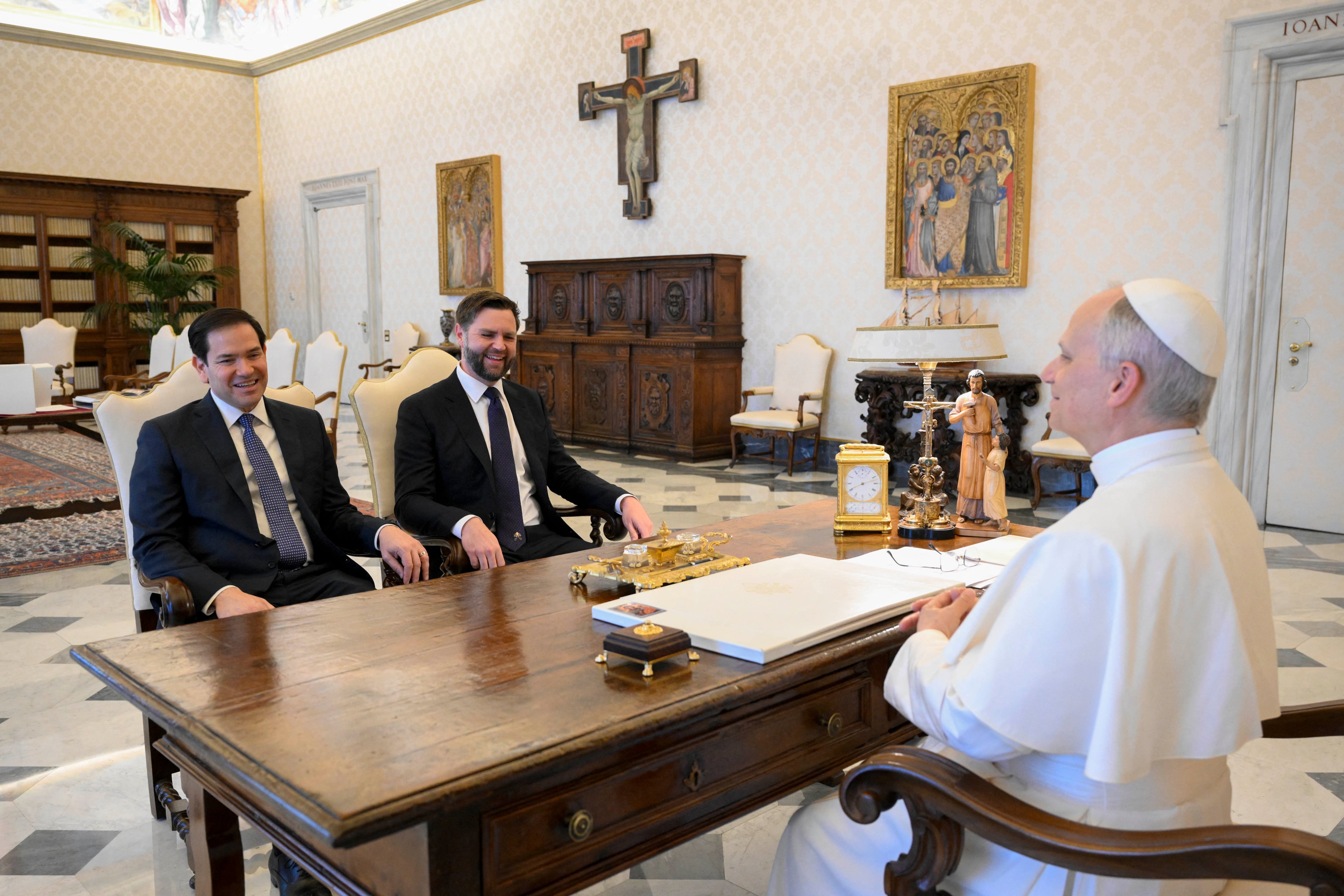 Esta foto, tomada y distribuida este 19 de mayo, muestra al secretario de Estado estadounidense, Marco Rubio (izq.), y al vicepresidente estadounidense, J. D. Vance, durante una audiencia privada con el papa León XIV en el Vaticano. Fotografía: