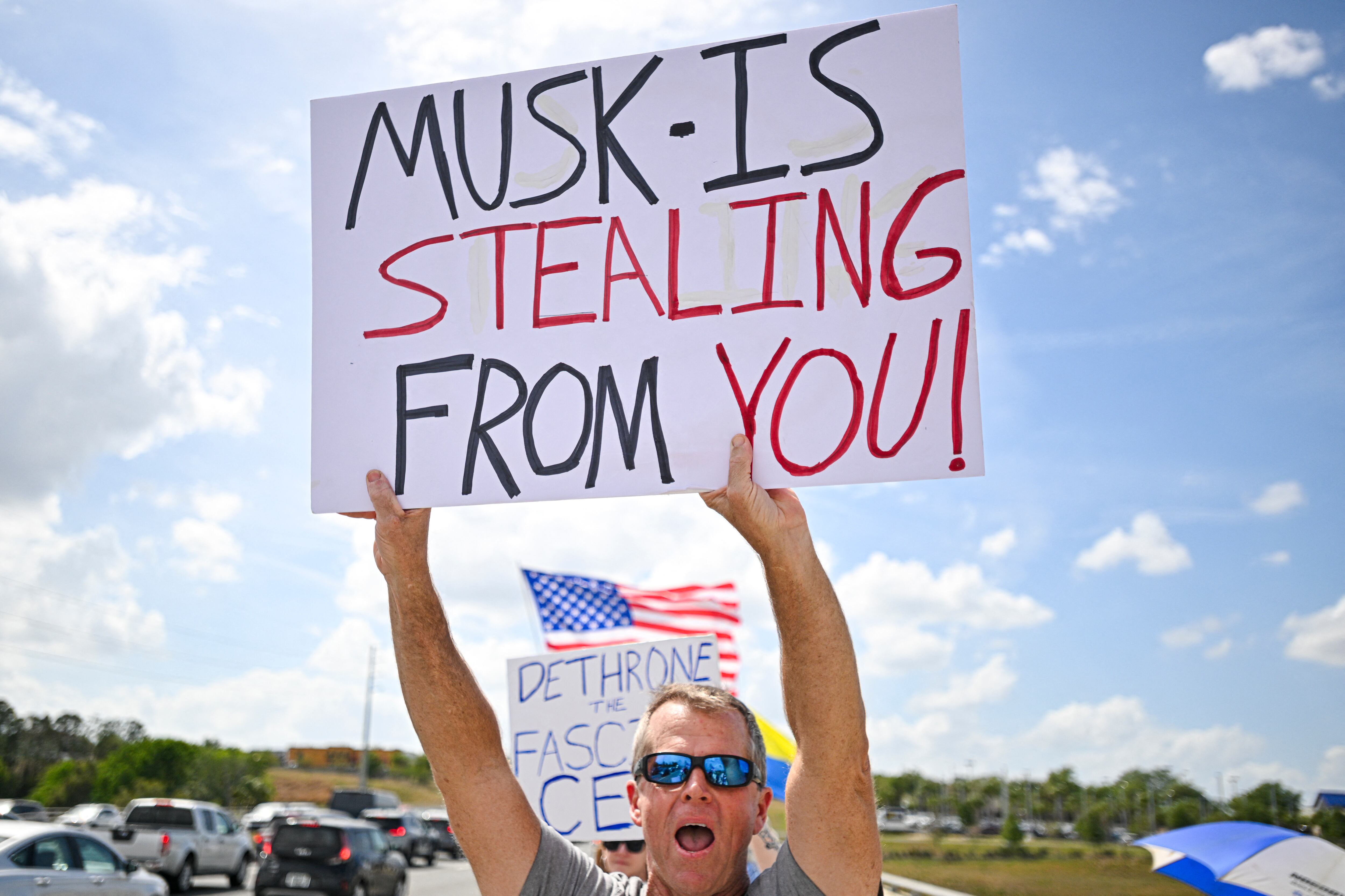 Manifestantes ante una tienda Tesla en Florida este 29 de marzo.